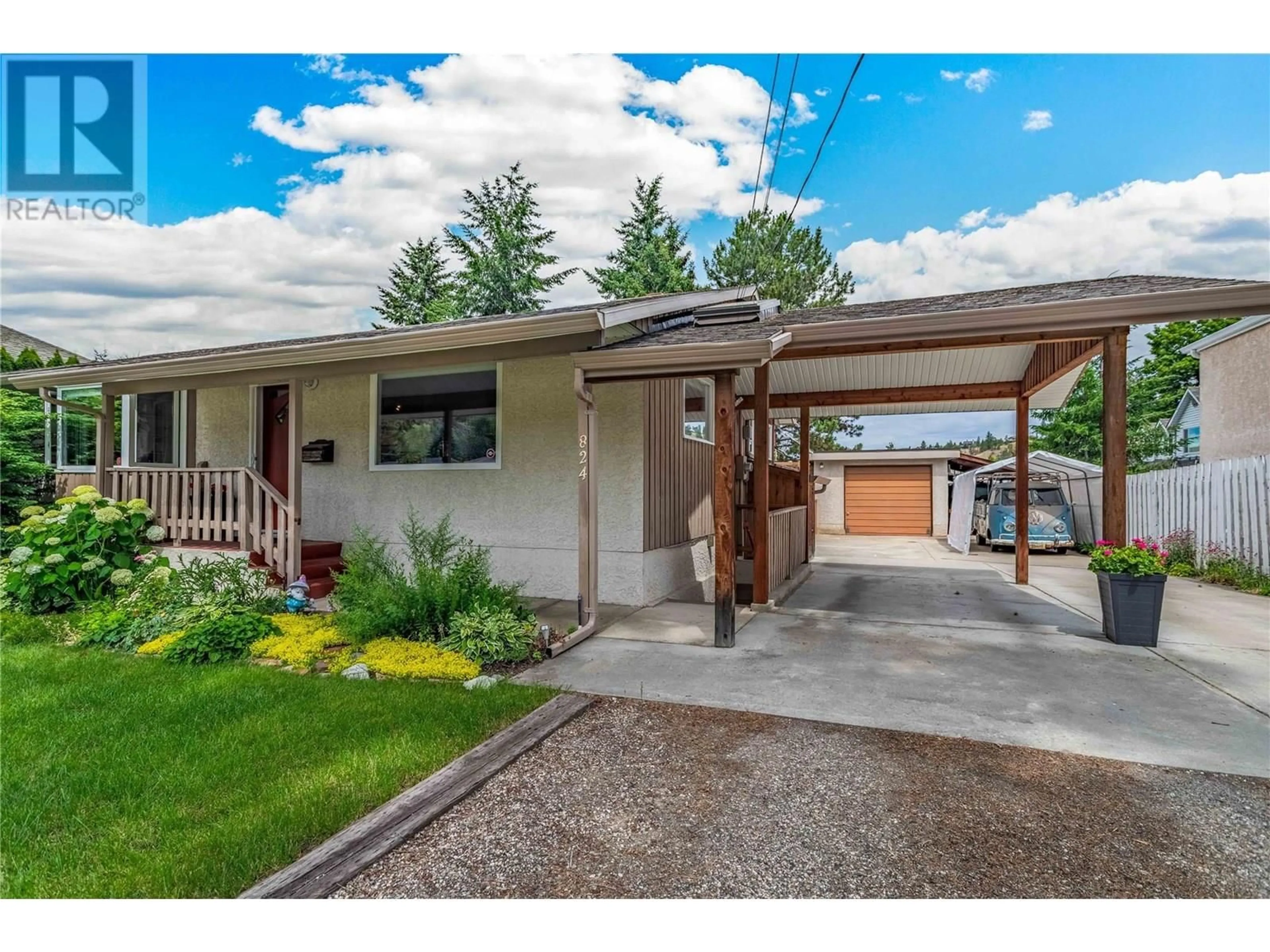 Home with vinyl exterior material, street for 824 RAYMER ROAD, Kelowna British Columbia V1W1J8