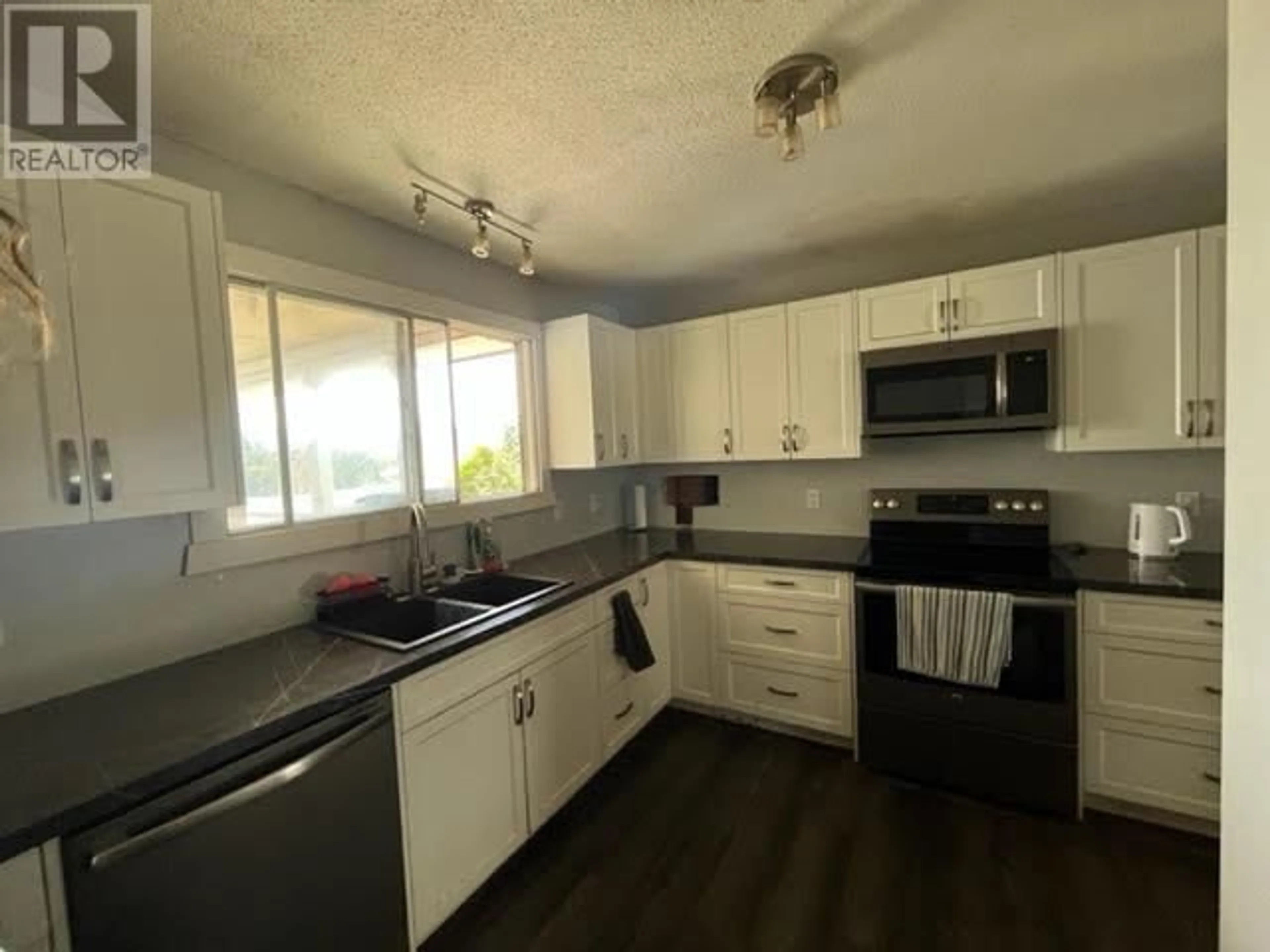 Standard kitchen, unknown for 158 BRACEWELL DRIVE, Penticton British Columbia V2A6S8