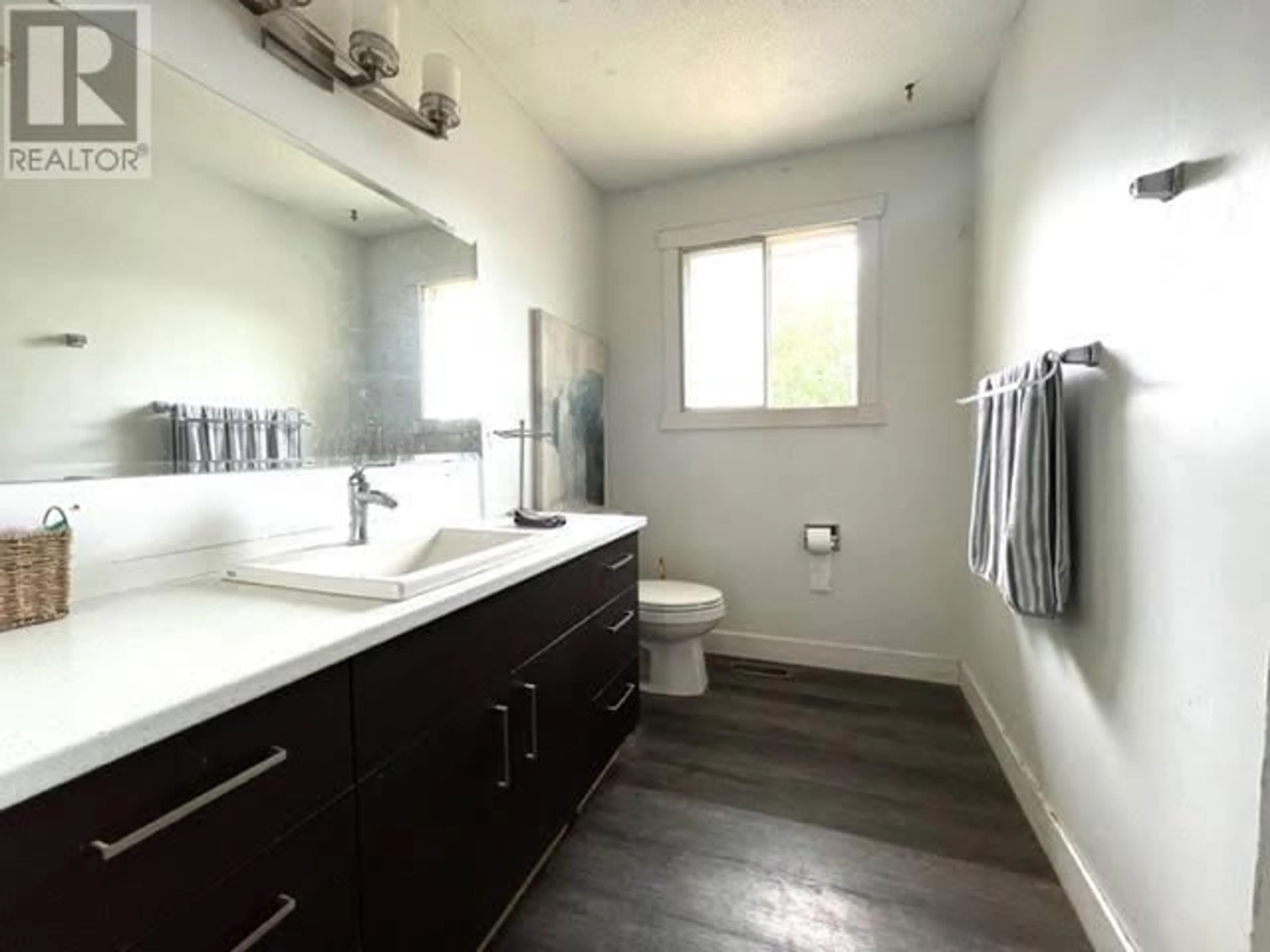 Contemporary bathroom, unknown for 158 BRACEWELL DRIVE, Penticton British Columbia V2A6S8