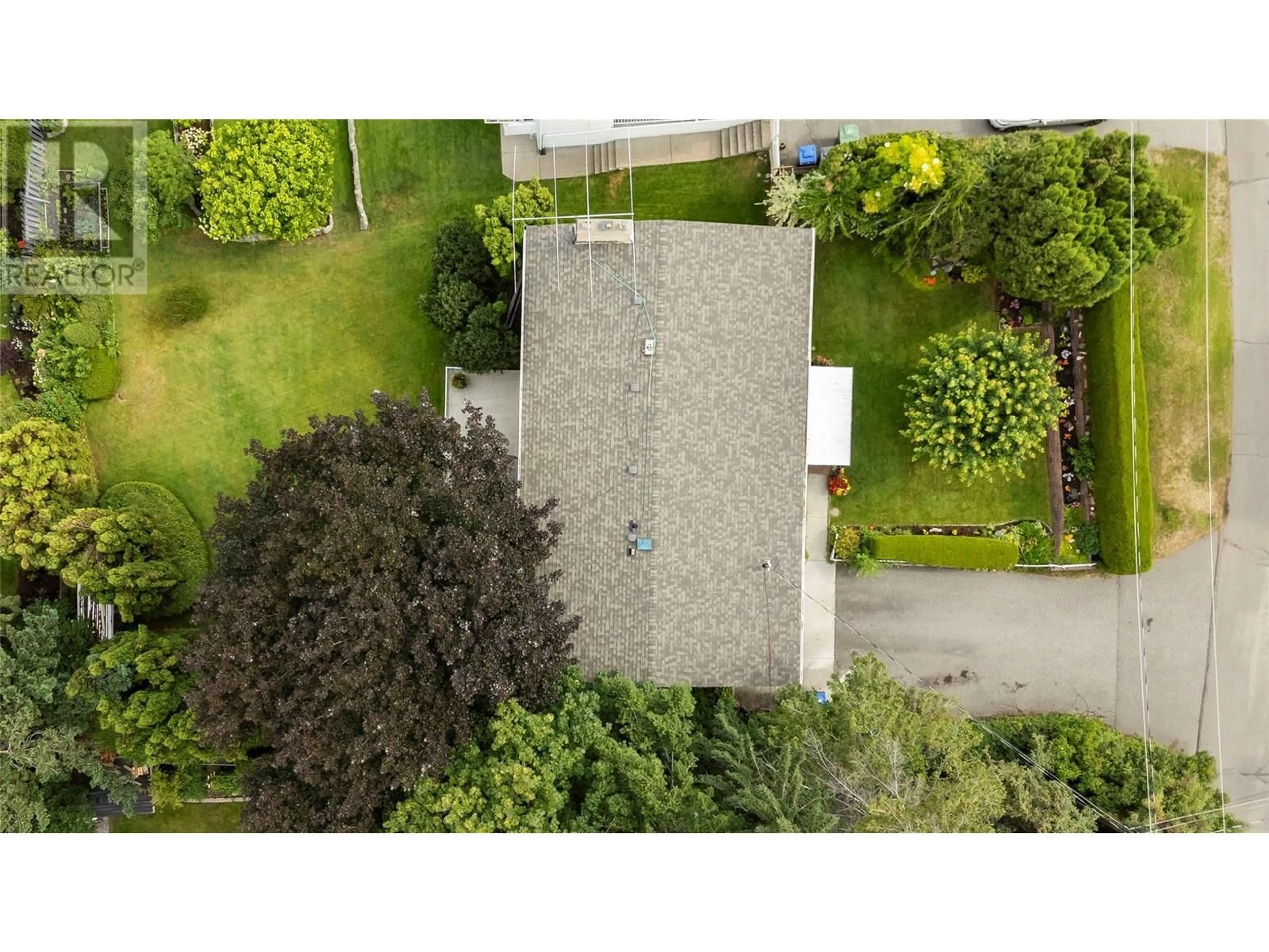 A pic from outside/outdoor area/front of a property/back of a property/a pic from drone, building for 2300 CHARLESWOOD DRIVE, Kelowna British Columbia V1P1E4