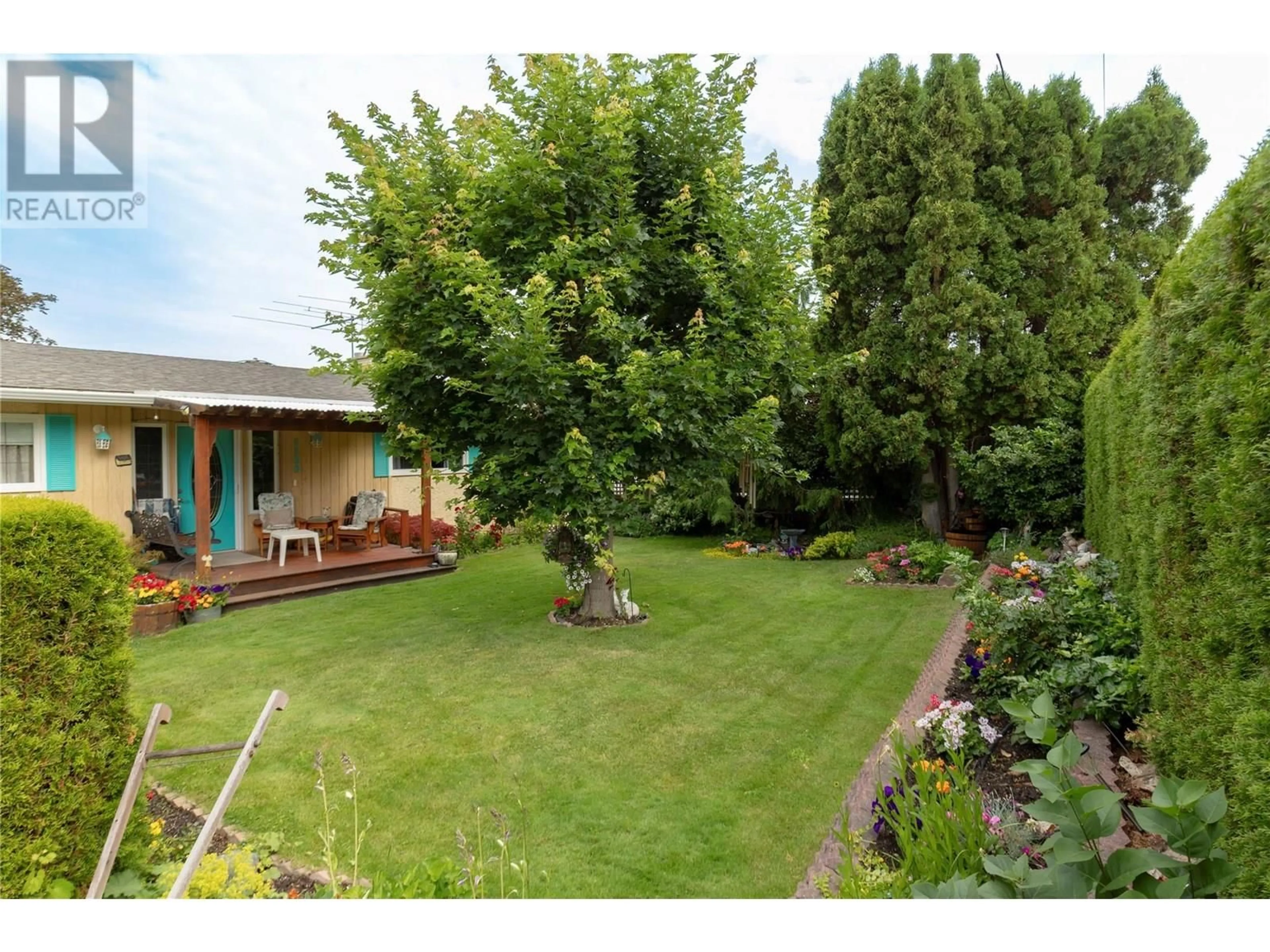 A pic from outside/outdoor area/front of a property/back of a property/a pic from drone, unknown for 2300 CHARLESWOOD DRIVE, Kelowna British Columbia V1P1E4