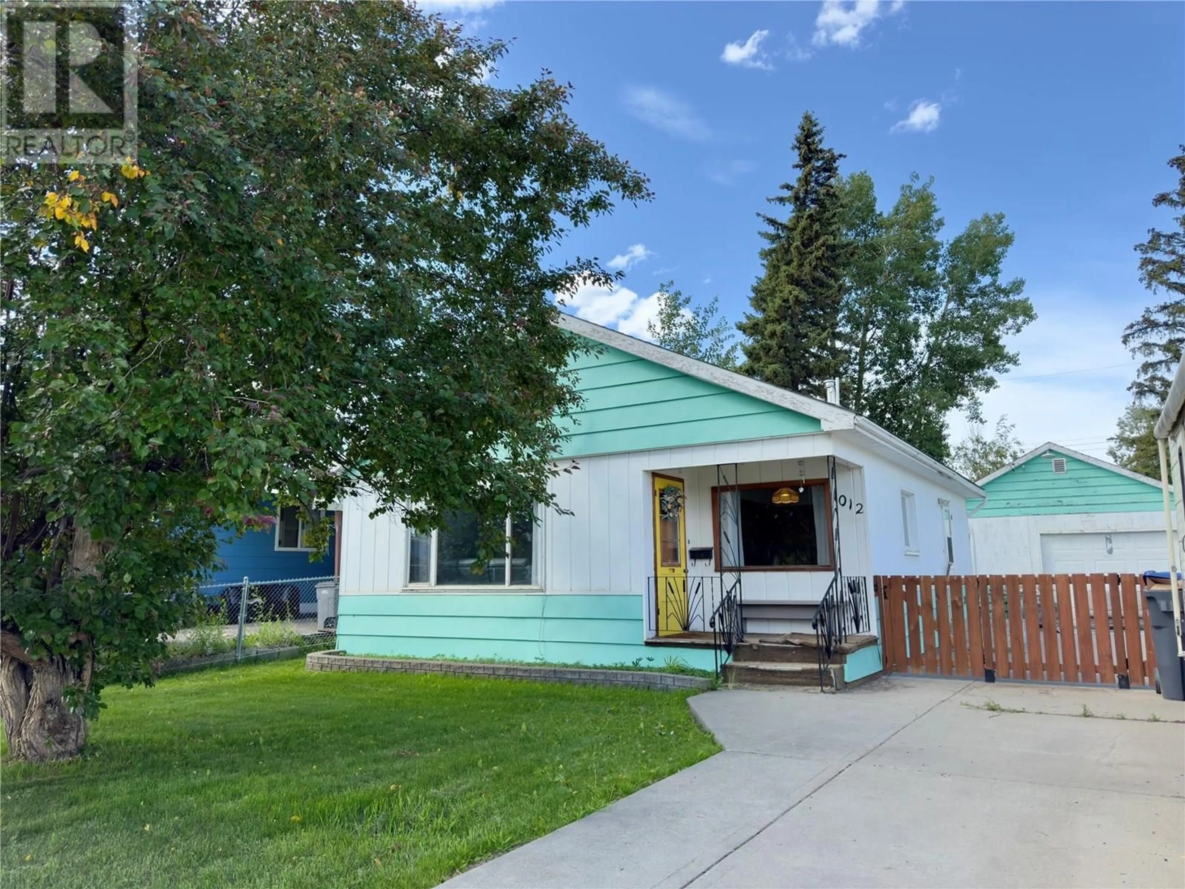 Home with vinyl exterior material, street for 1012 118 AVENUE, Dawson Creek British Columbia V1G3J1