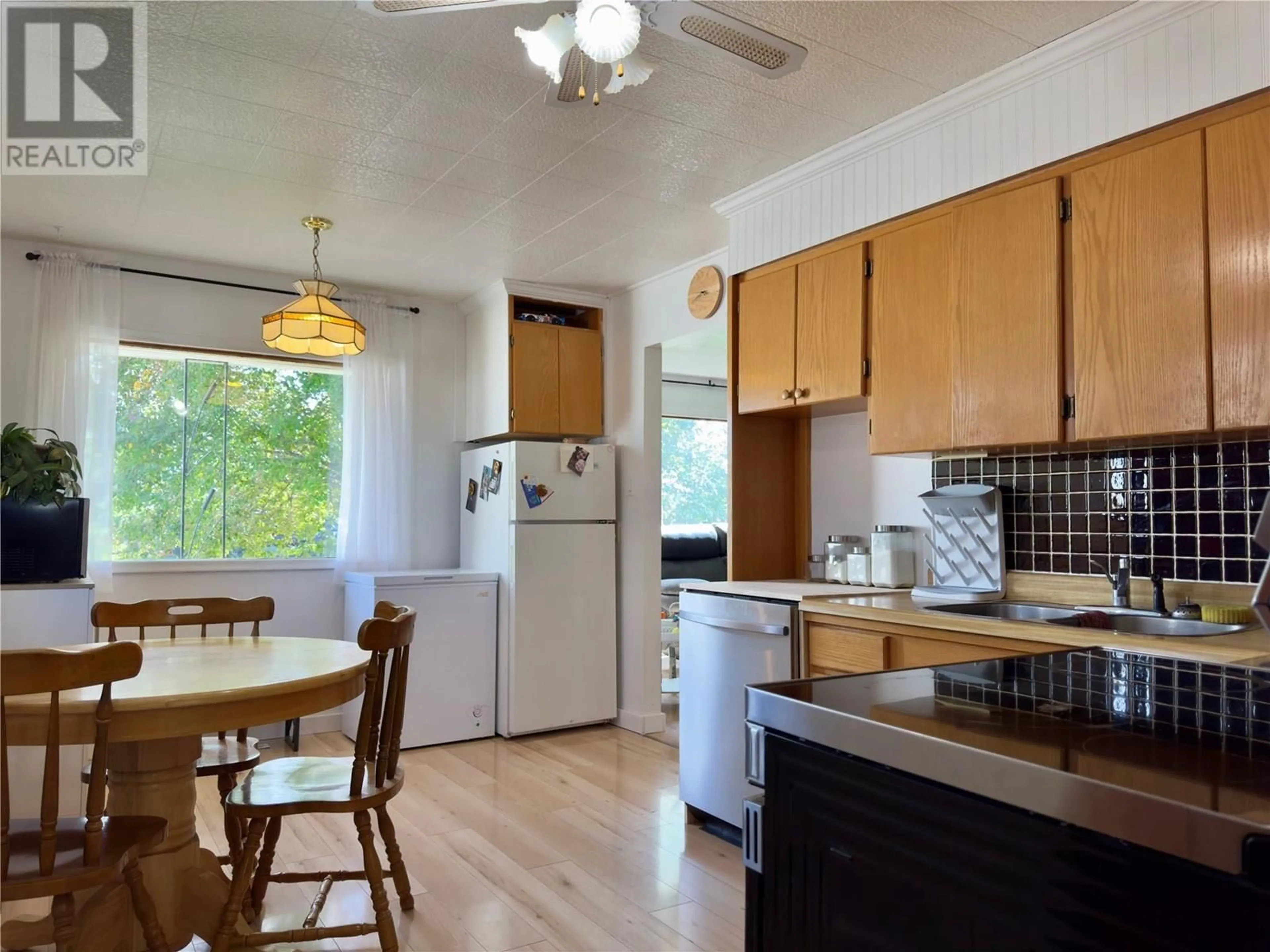 Standard kitchen, wood/laminate floor for 1012 118 AVENUE, Dawson Creek British Columbia V1G3J1