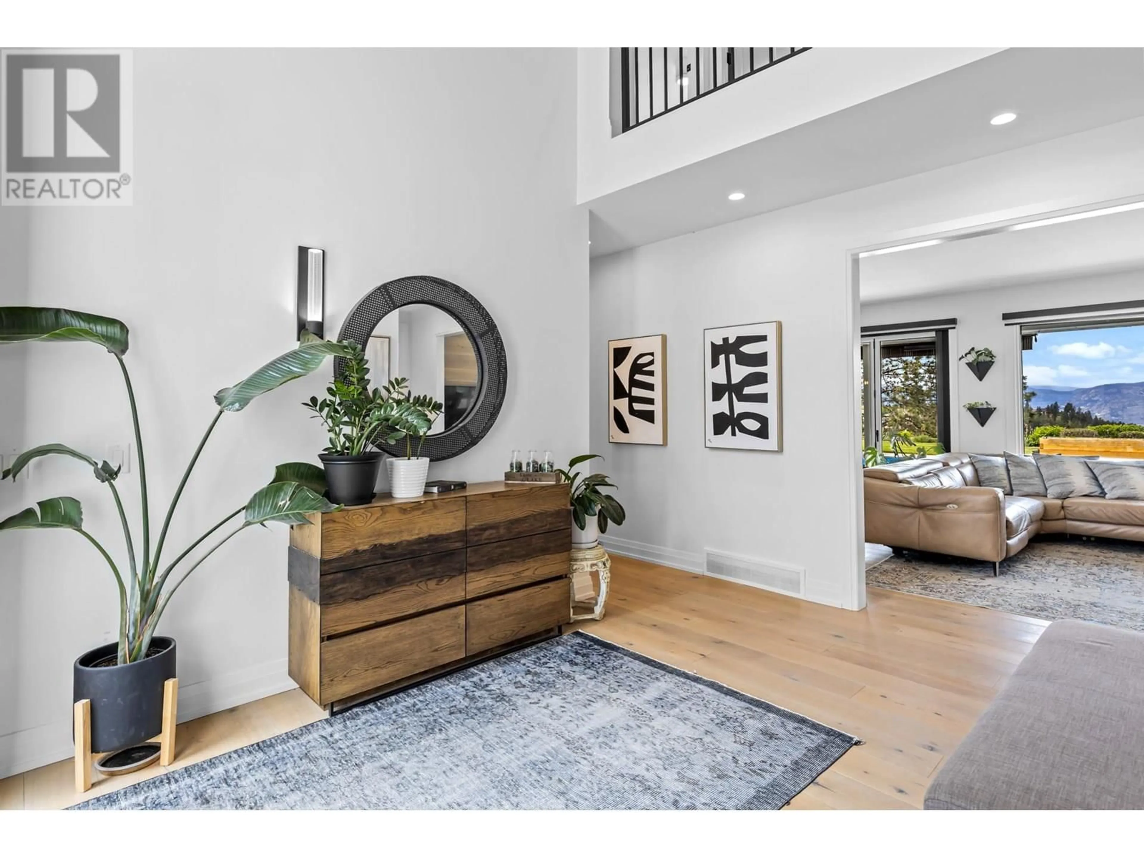 Indoor entryway for 1476 WESTRIDGE COURT, Kelowna British Columbia V1W3B5