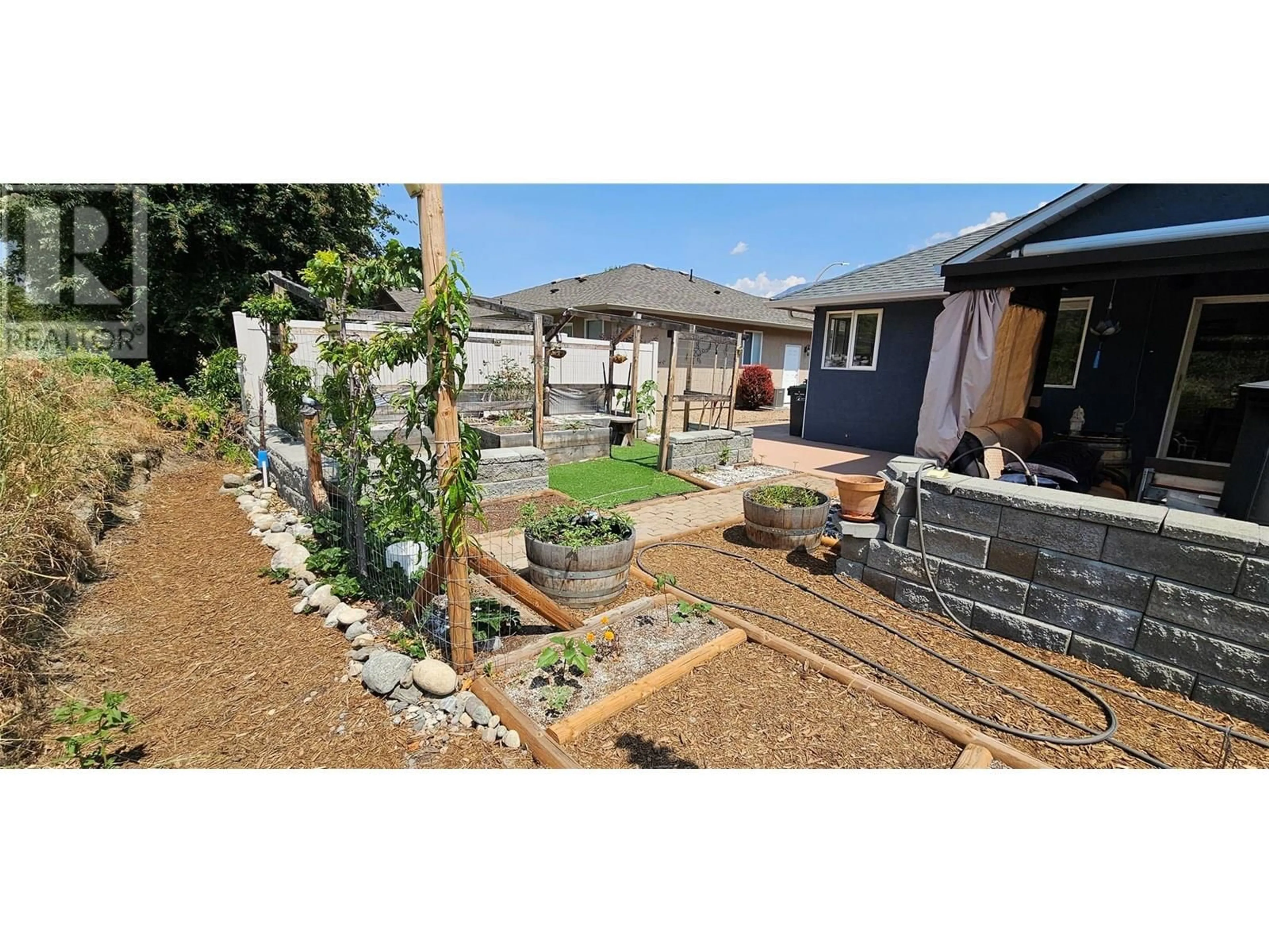 A pic from outside/outdoor area/front of a property/back of a property/a pic from drone, street for 190 WILLOWS PLACE, Oliver British Columbia V0H1T4