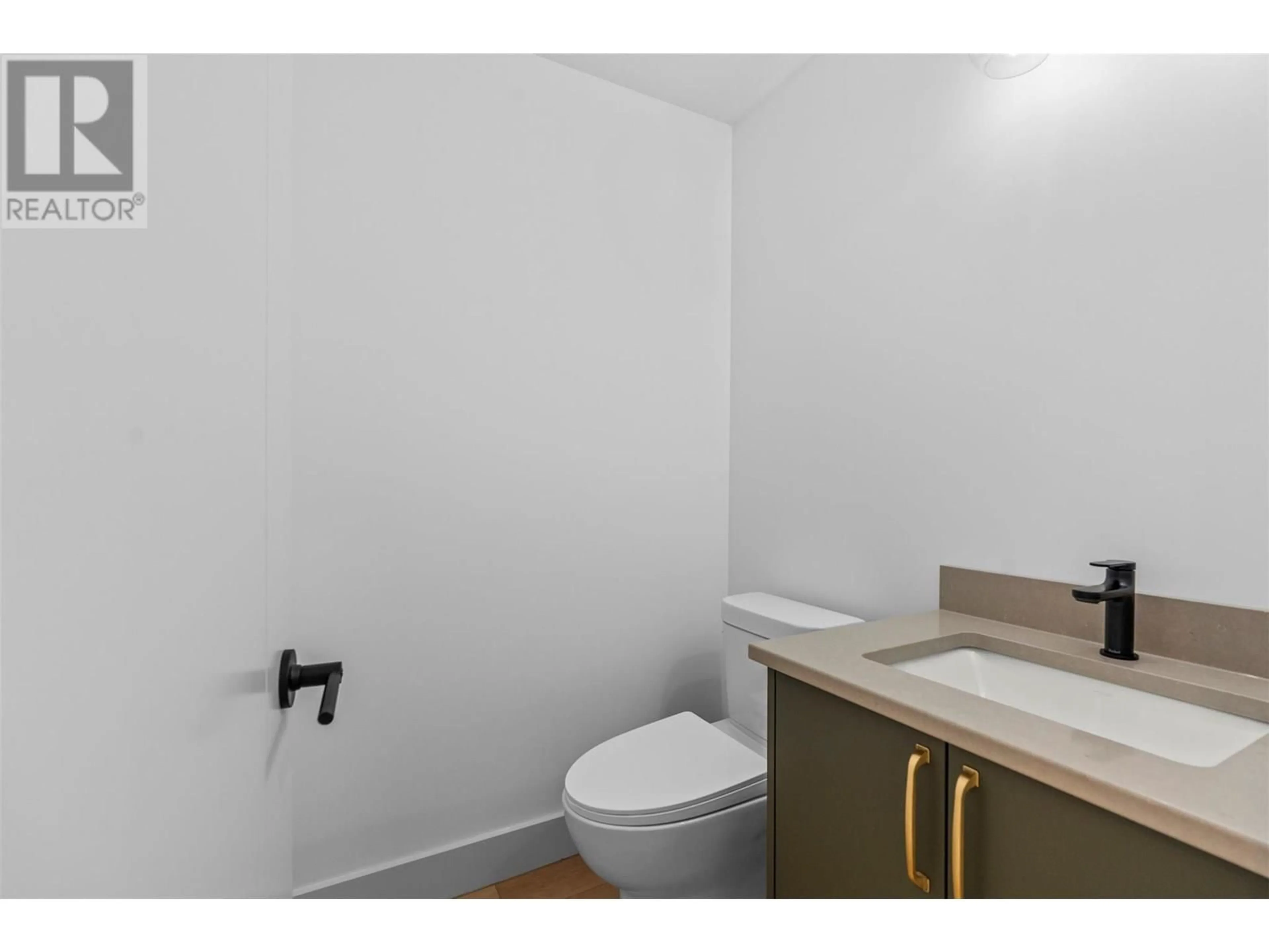 Standard bathroom, unknown for 102 - 2345 PATTERSON AVENUE, Armstrong British Columbia V0E1B1