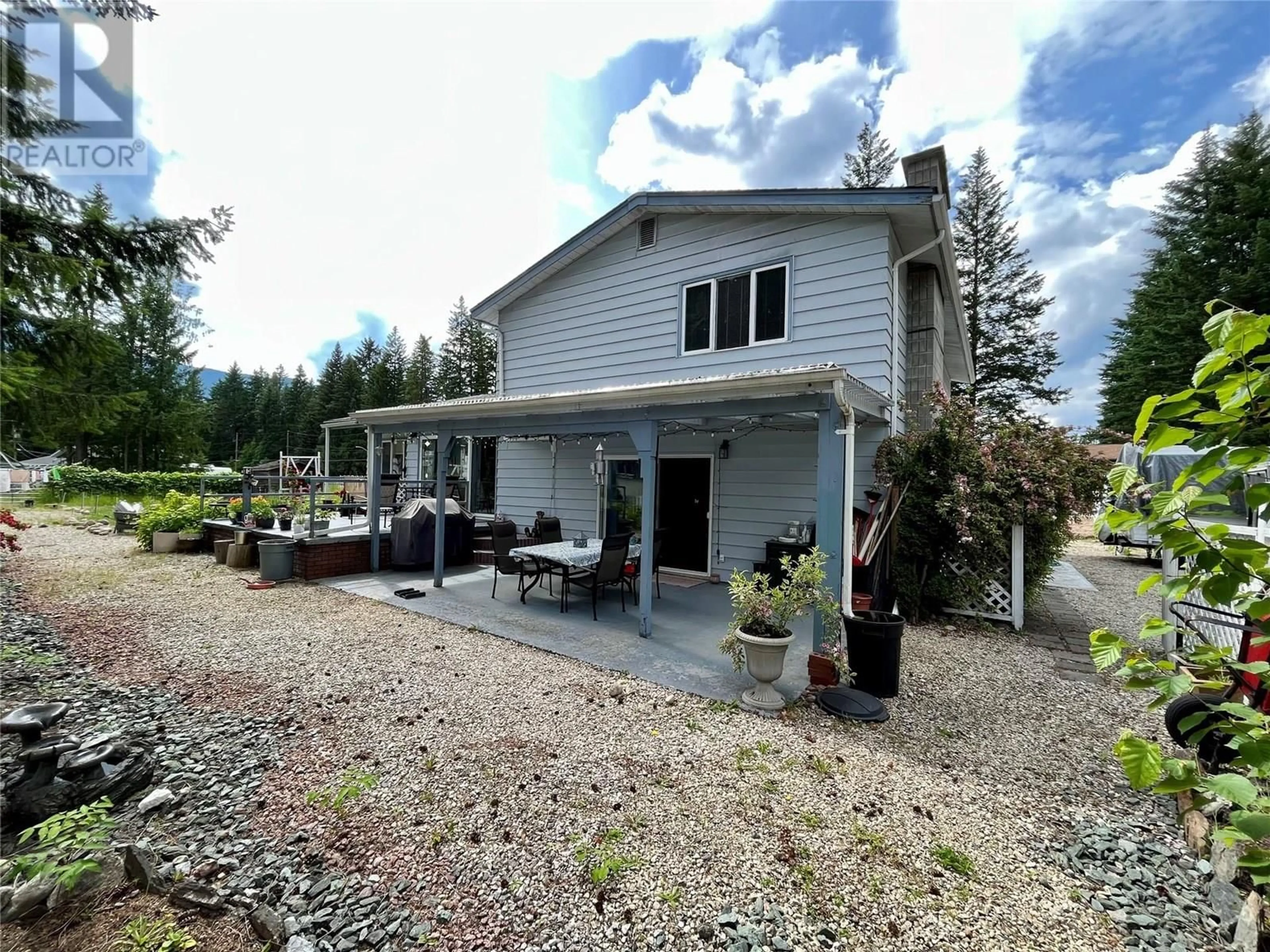 A pic from outside/outdoor area/front of a property/back of a property/a pic from drone, water/lake/river/ocean view for 609 10TH AVENUE NORTHWEST, Nakusp British Columbia V0G1R0