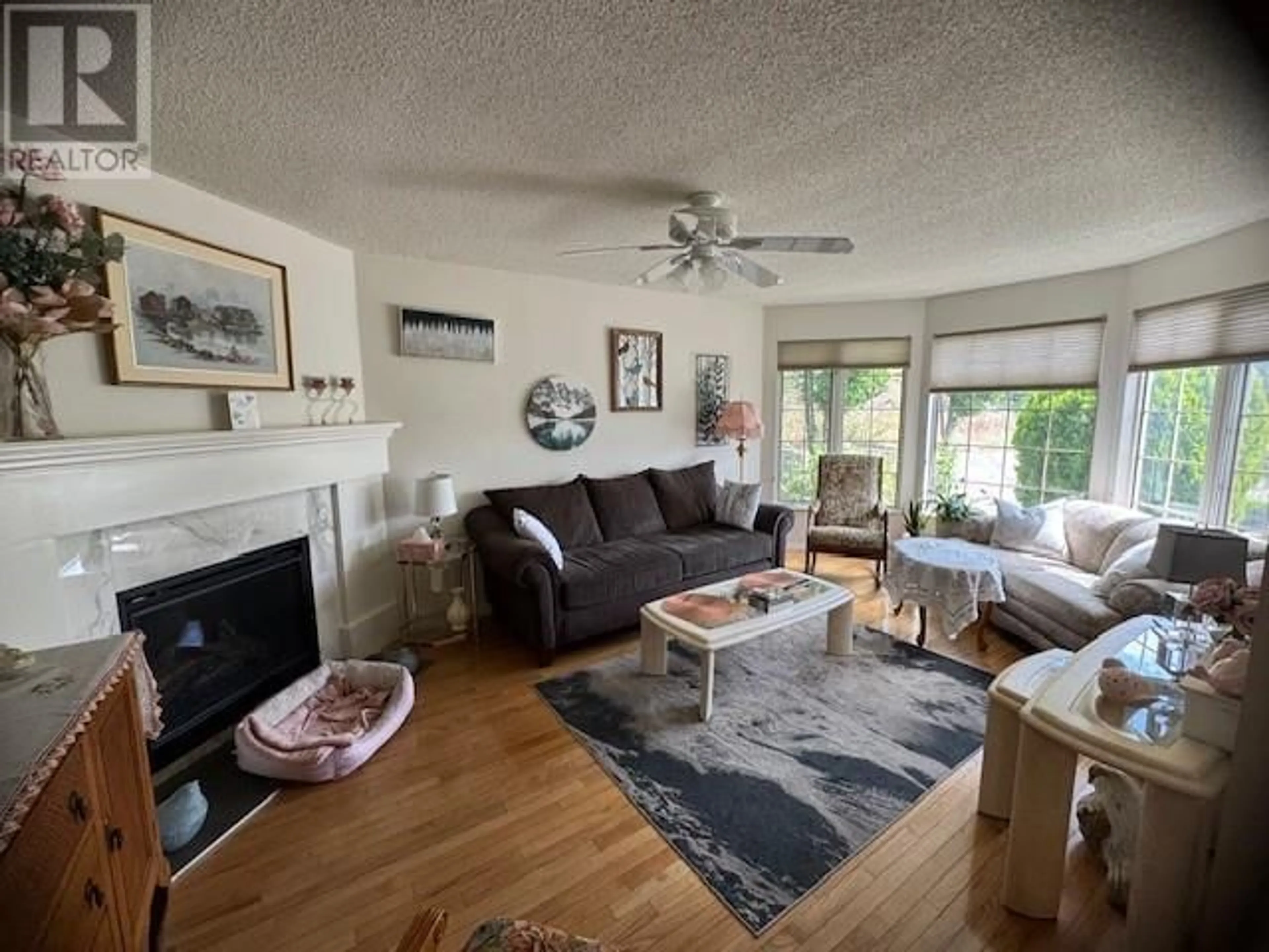 Living room with furniture, wood/laminate floor for 10 - 3096 SOUTH MAIN STREET, Penticton British Columbia V2A6G5
