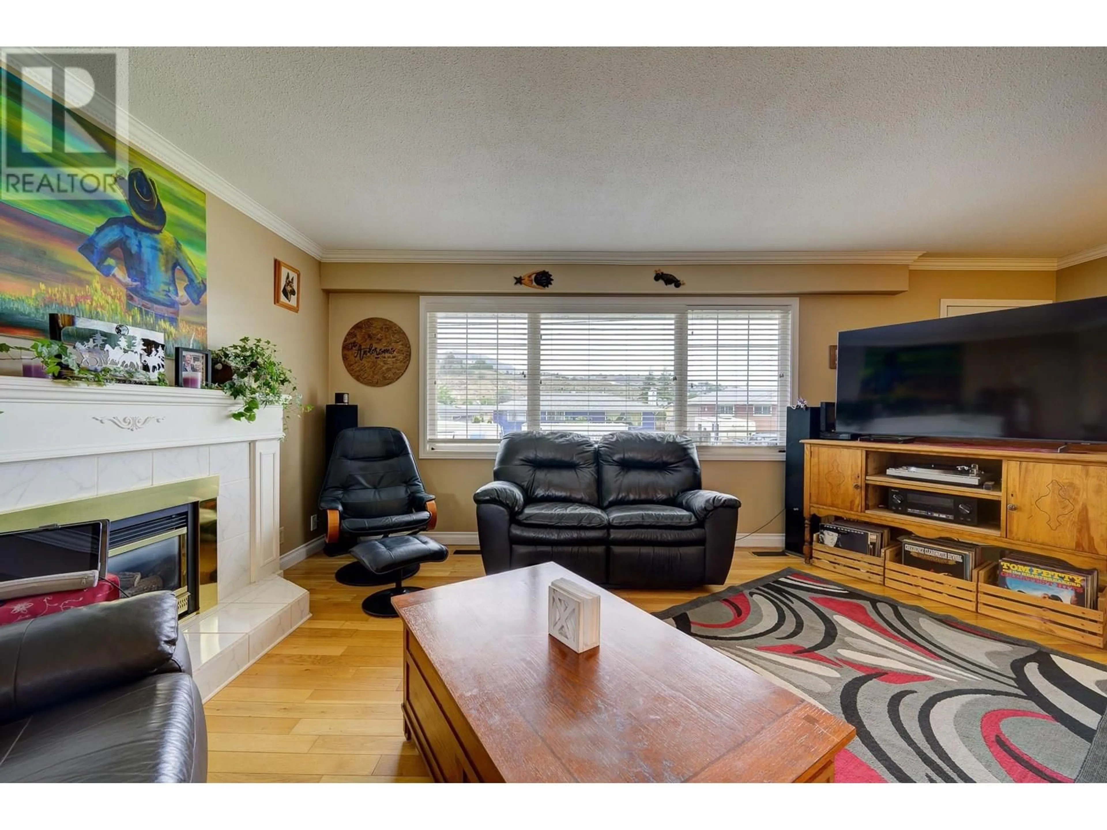 Living room with furniture, wood/laminate floor for 927 CRANBROOK PLACE, Kamloops British Columbia V2B2A8