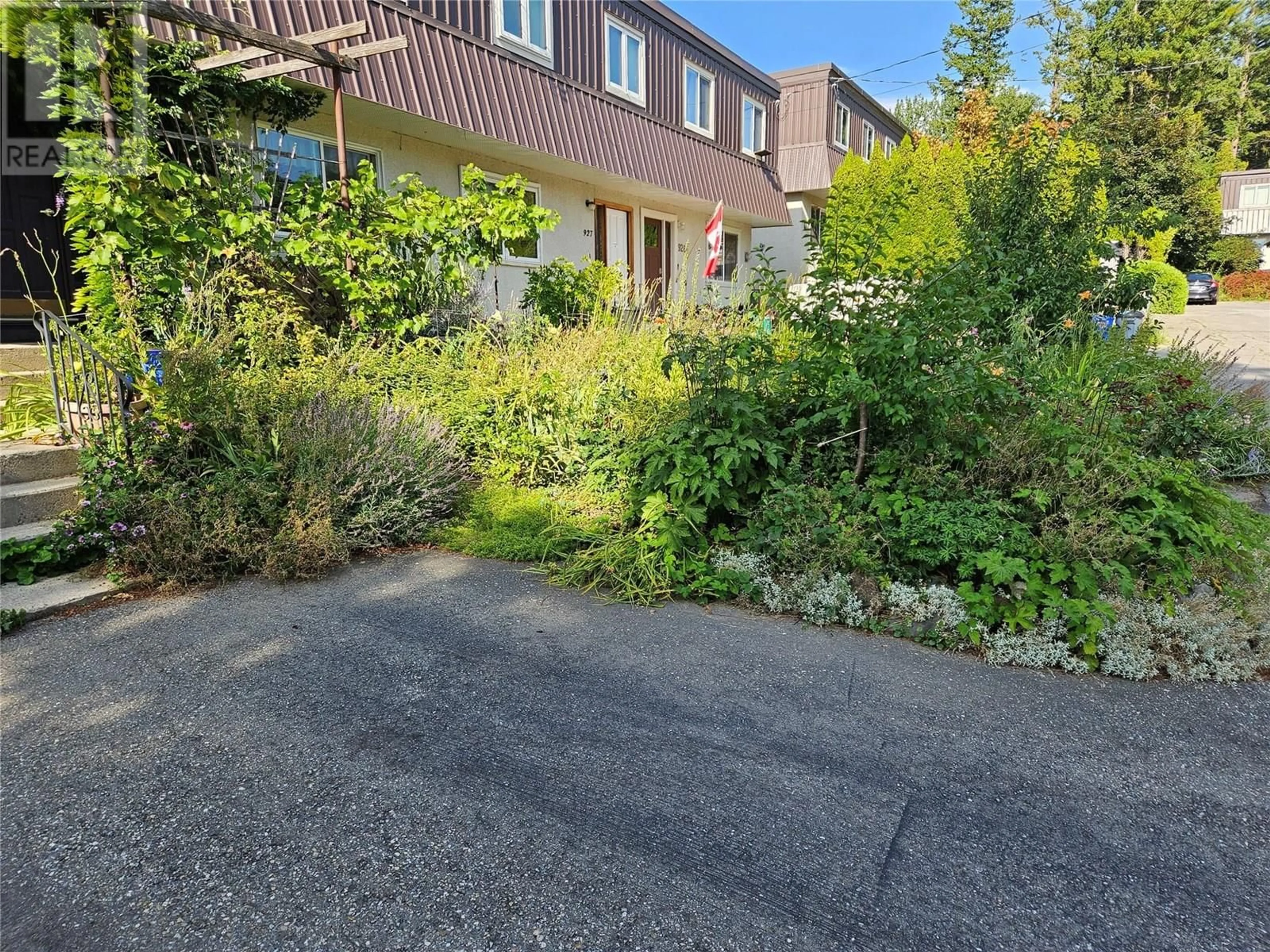 A pic from outside/outdoor area/front of a property/back of a property/a pic from drone, street for 929 DOGWOOD STREET, Creston British Columbia V0B1G3