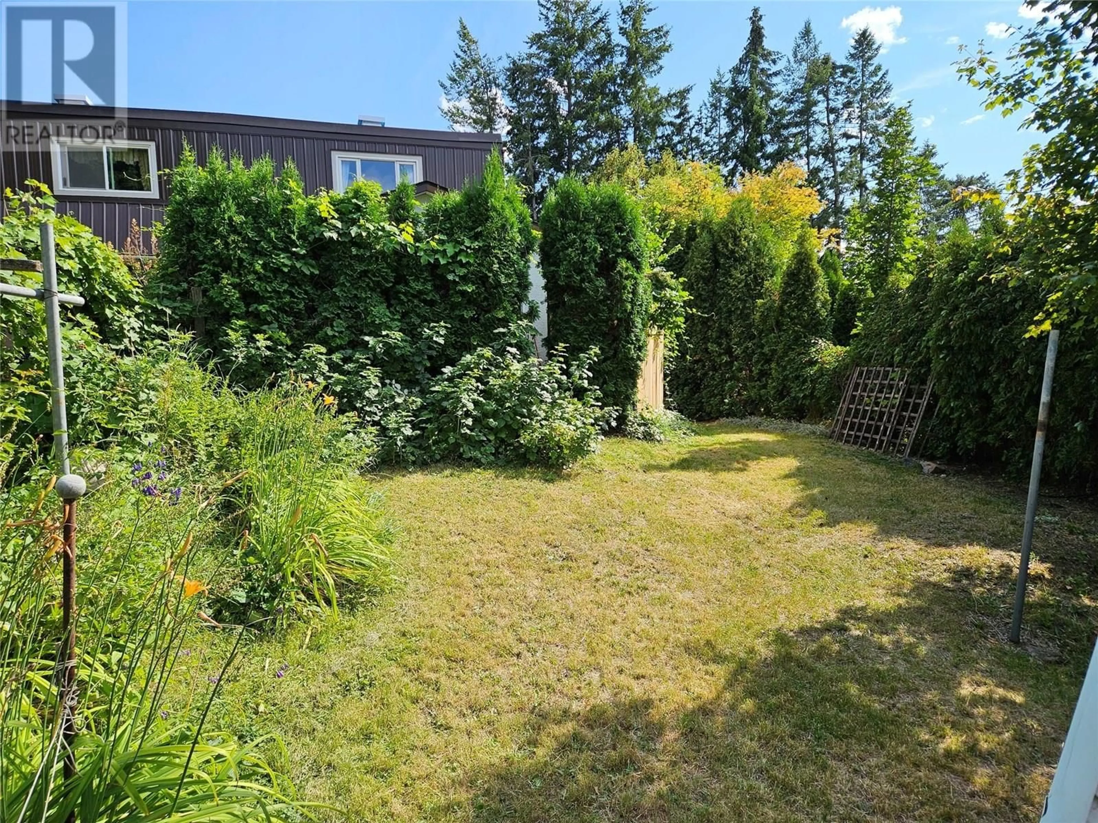 A pic from outside/outdoor area/front of a property/back of a property/a pic from drone, forest/trees view for 929 DOGWOOD STREET, Creston British Columbia V0B1G3