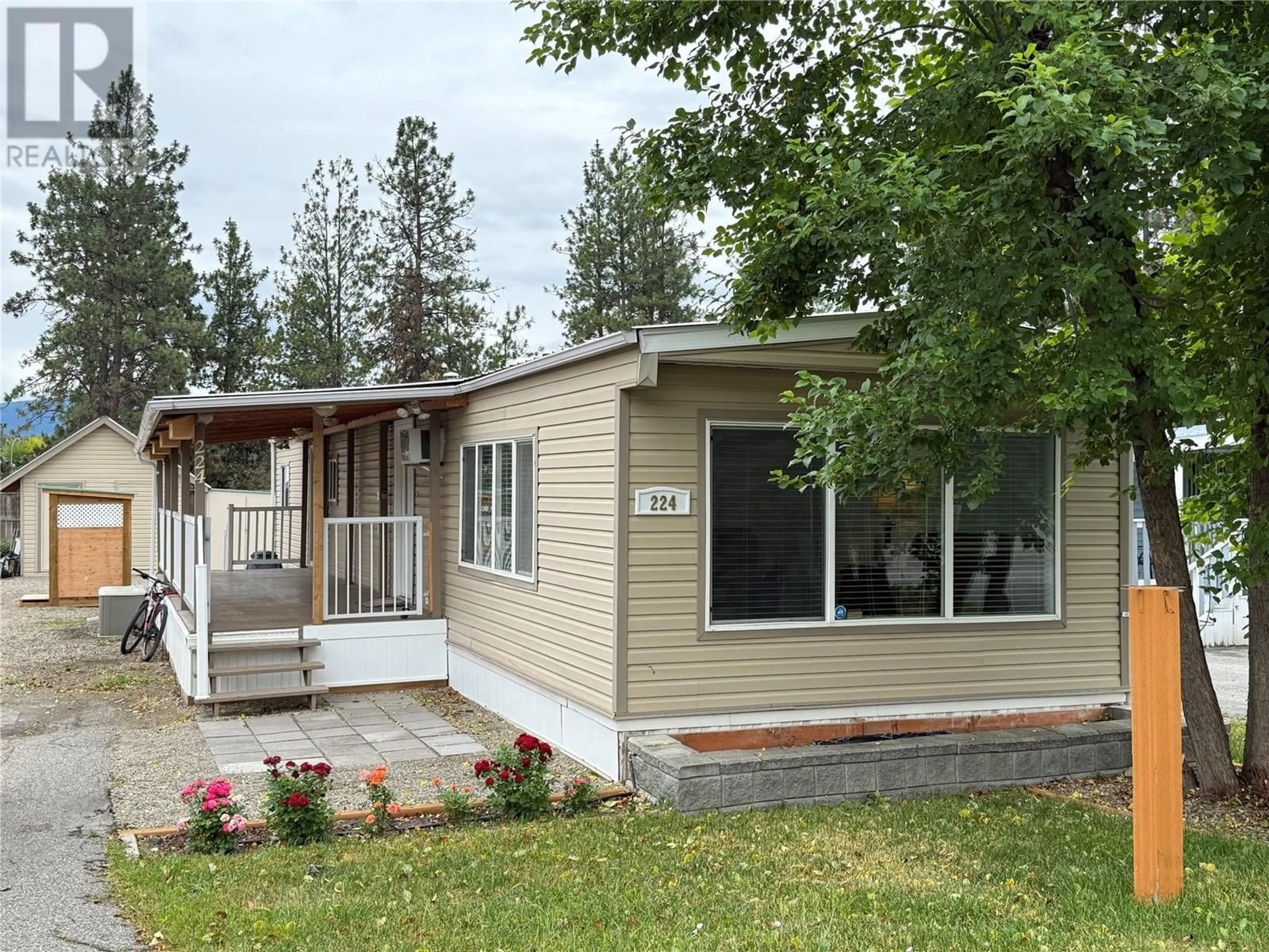 Home with vinyl exterior material, street for 224 - 2001 97 HIGHWAY SOUTH, Kelowna British Columbia V1Z3M8