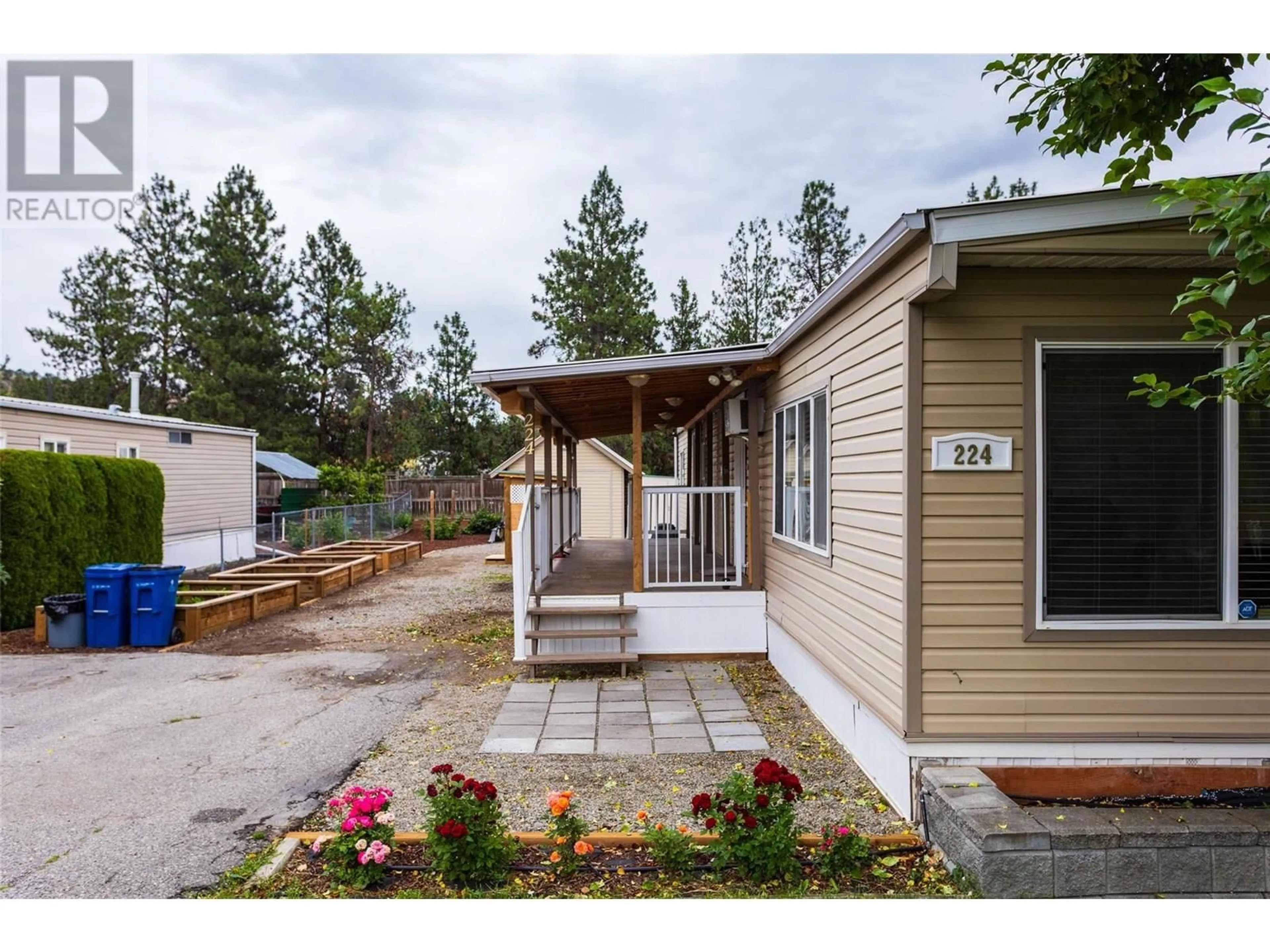 Home with vinyl exterior material, street for 224 - 2001 97 HIGHWAY SOUTH, Kelowna British Columbia V1Z3M8