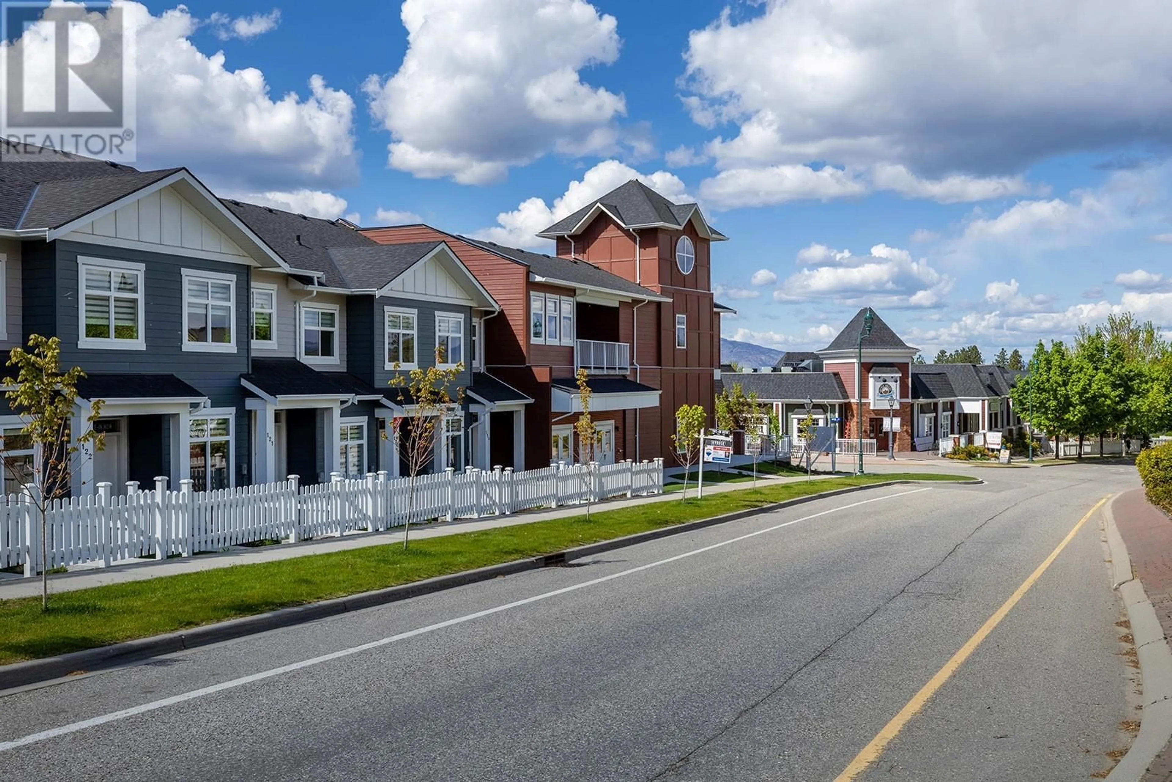 Home with vinyl exterior material, street for 121 - 5300 MAIN STREET, Kelowna British Columbia V1W0C1