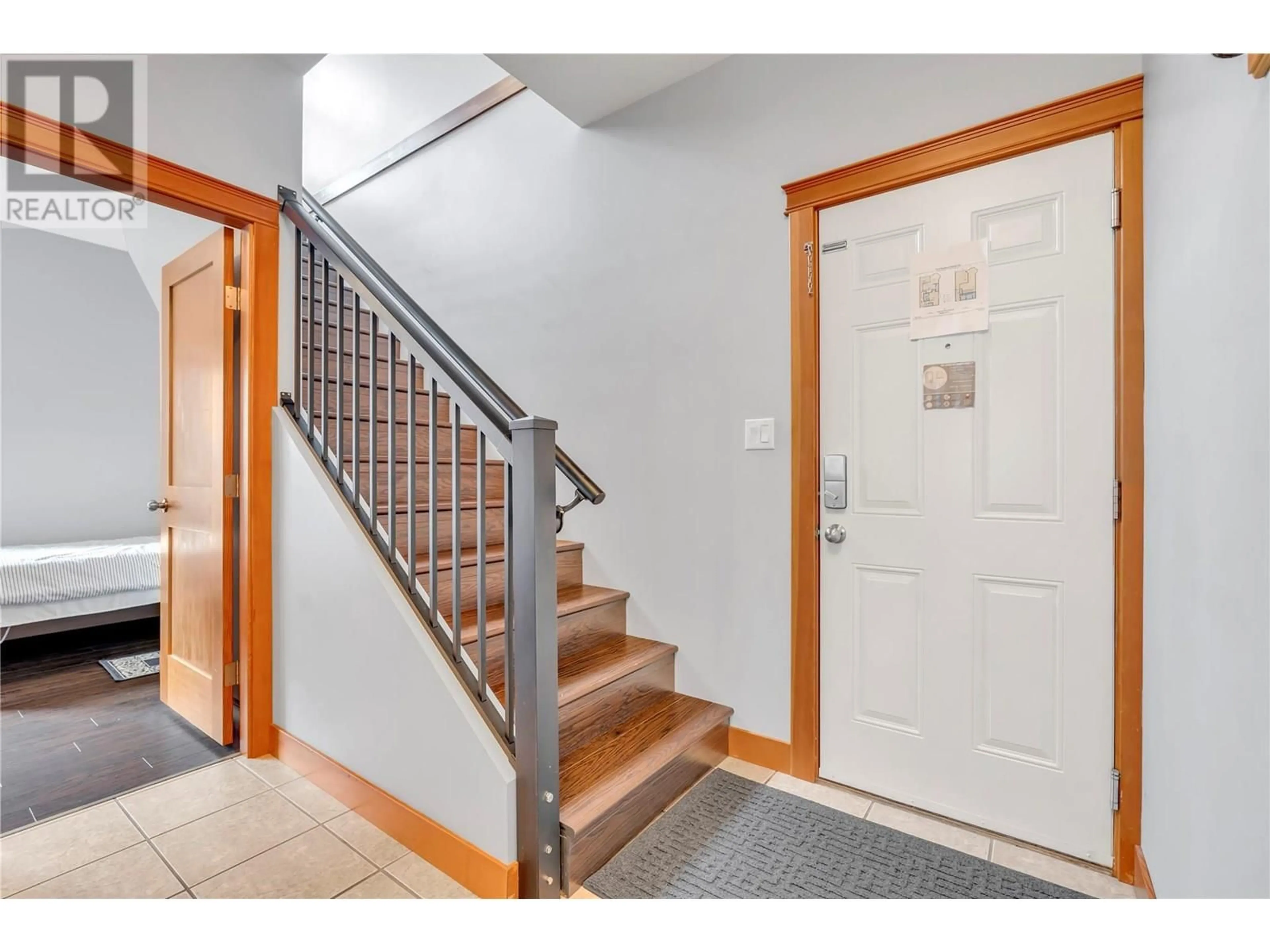 Indoor entryway for 301 - 93 WINNIPEG STREET, Penticton British Columbia V2A5L9