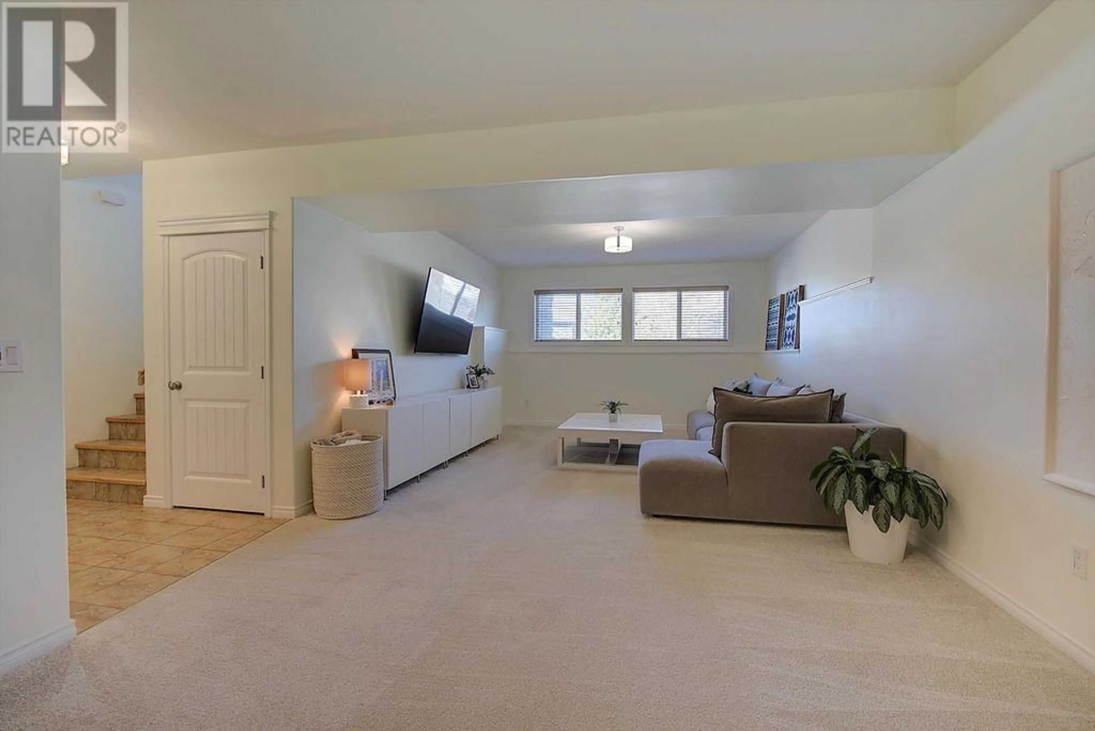 Living room with furniture, unknown for 812 KUIPERS CRESCENT, Kelowna British Columbia V1W5C9