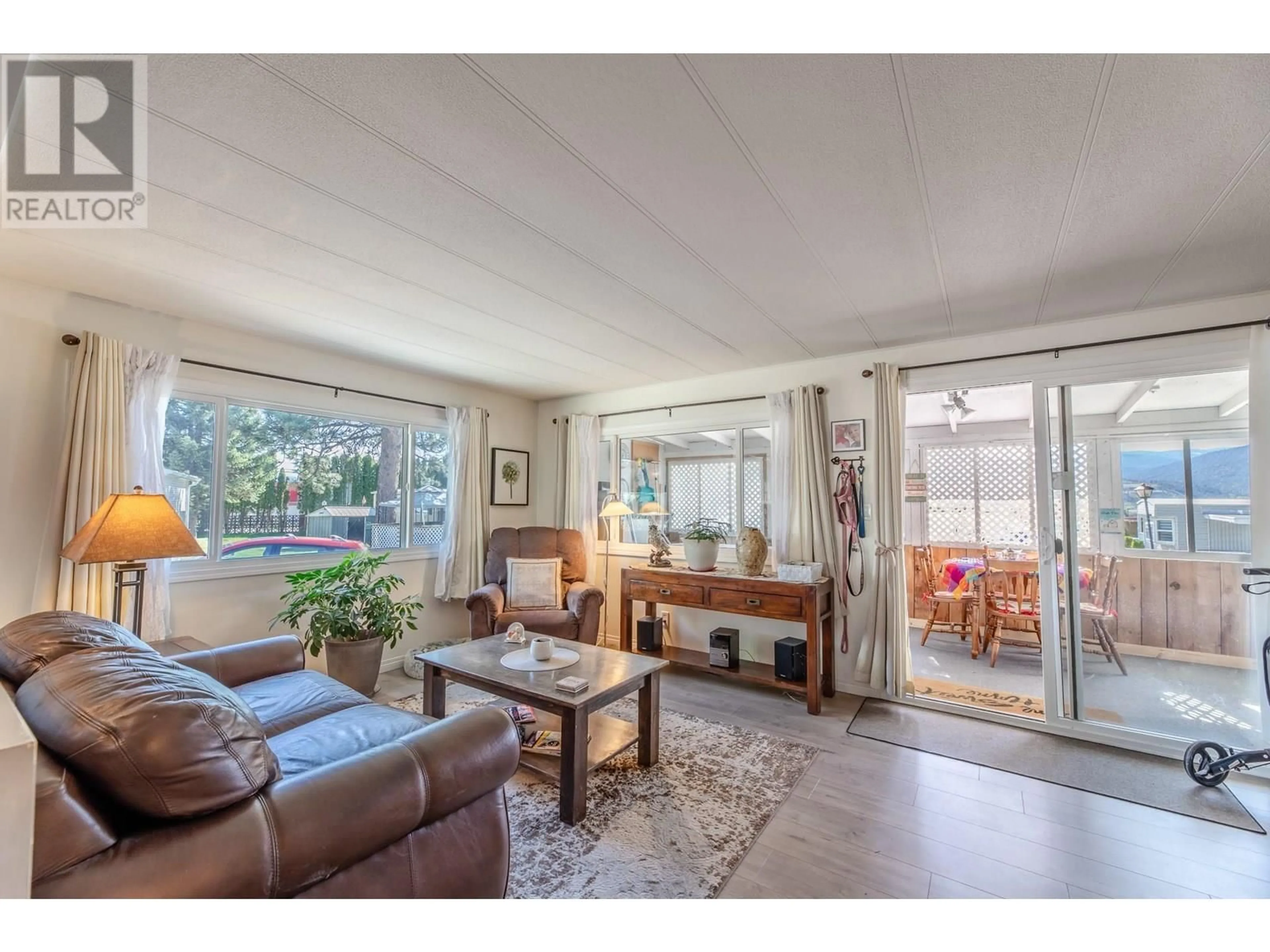 Living room with furniture, unknown for 88 - 98 OKANAGAN AVENUE EAST, Penticton British Columbia V2A3J5