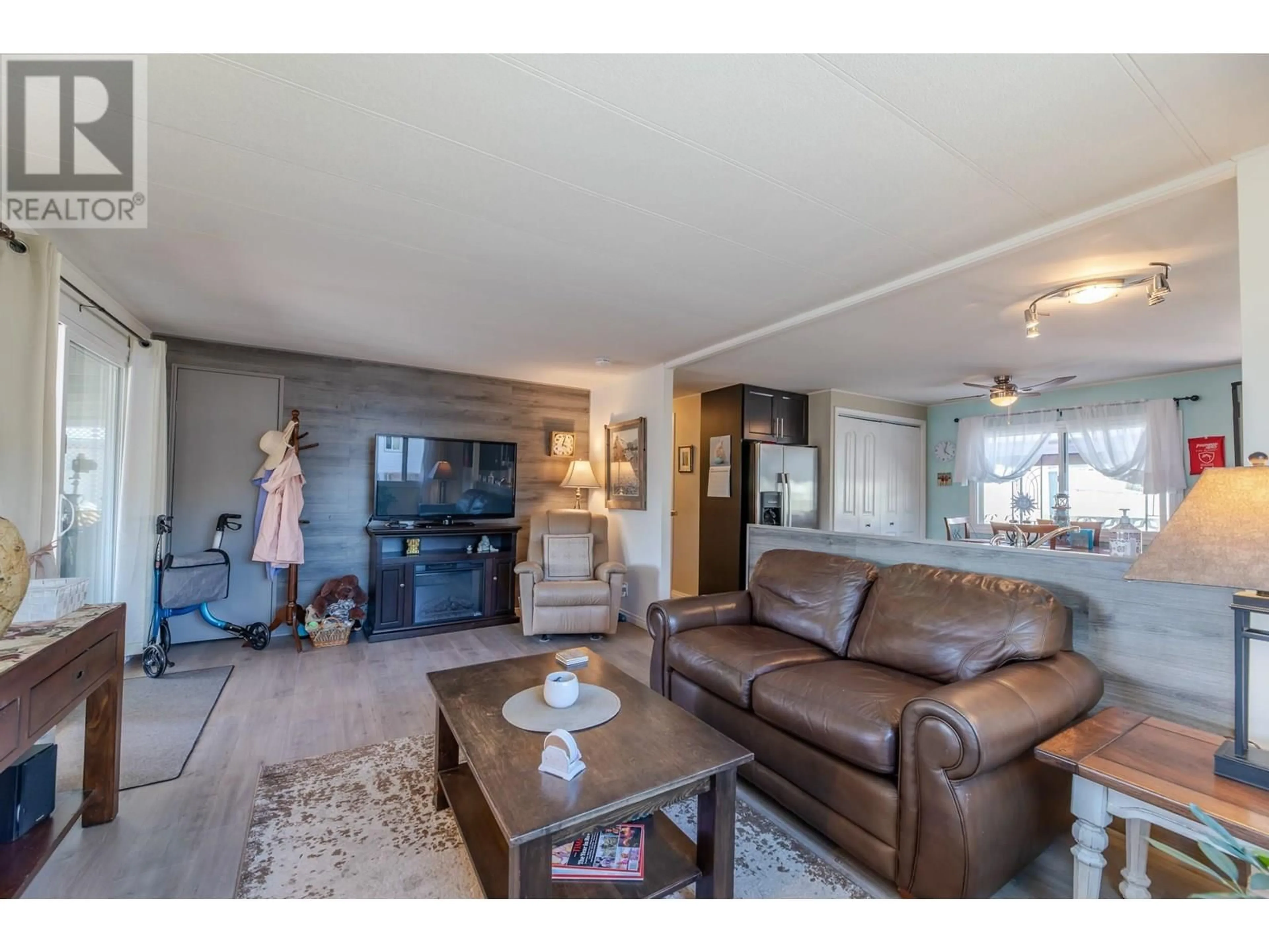 Living room with furniture, unknown for 88 - 98 OKANAGAN AVENUE EAST, Penticton British Columbia V2A3J5