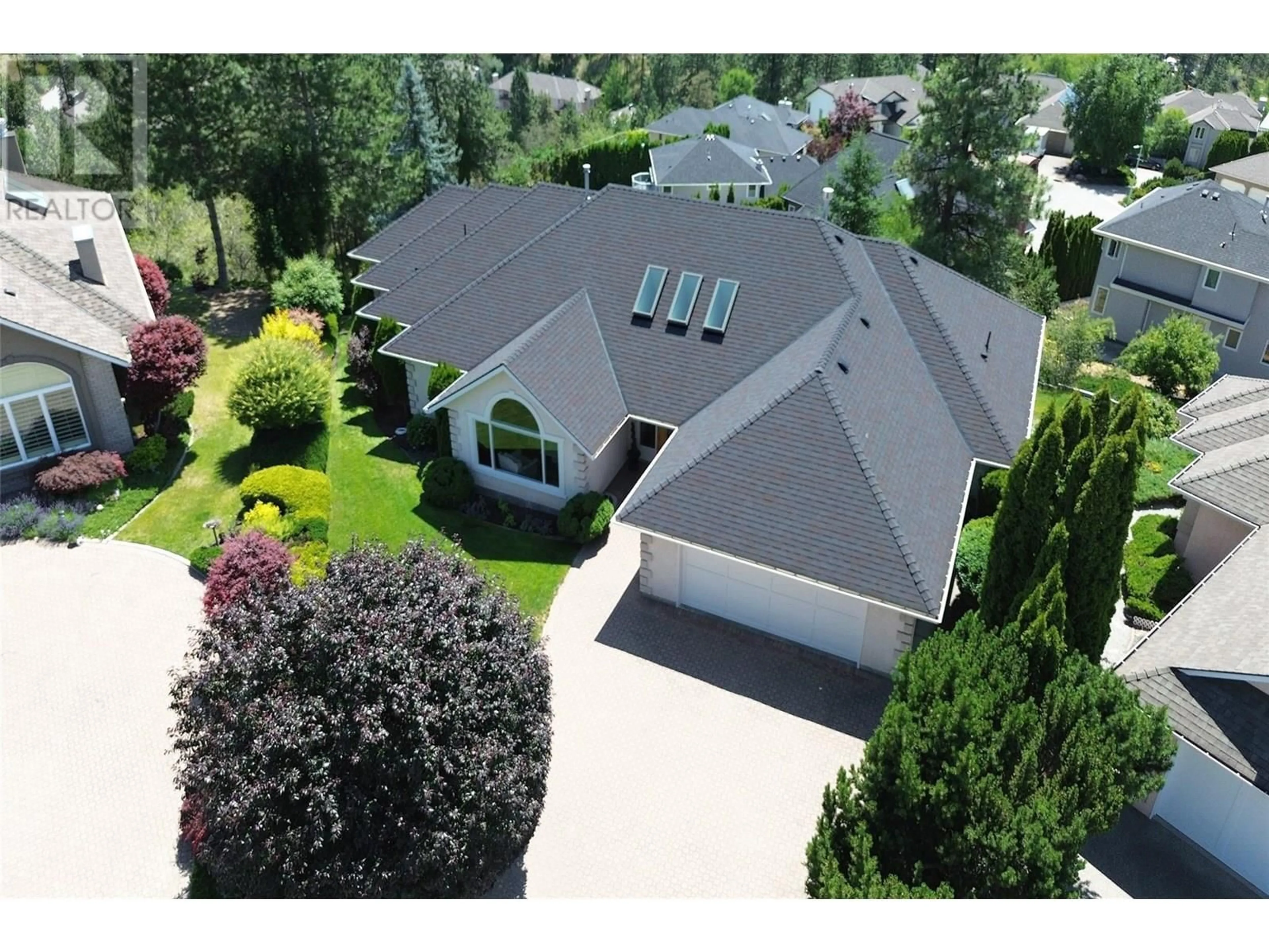 A pic from outside/outdoor area/front of a property/back of a property/a pic from drone, street for 761 SIWASH COURT, Kelowna British Columbia V1V1N5