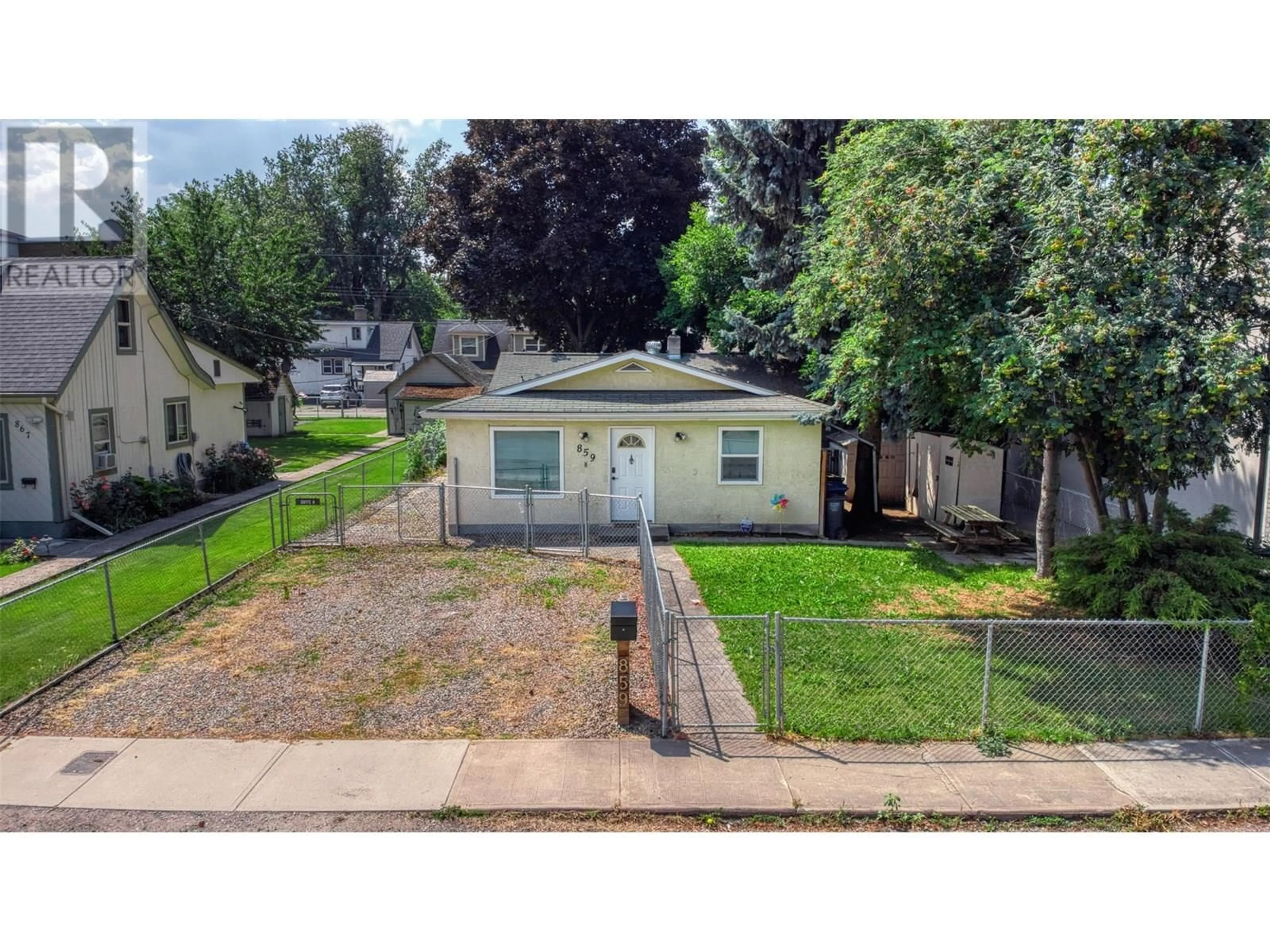 A pic from outside/outdoor area/front of a property/back of a property/a pic from drone, street for 859 LAWSON AVENUE, Kelowna British Columbia V1Y6S9