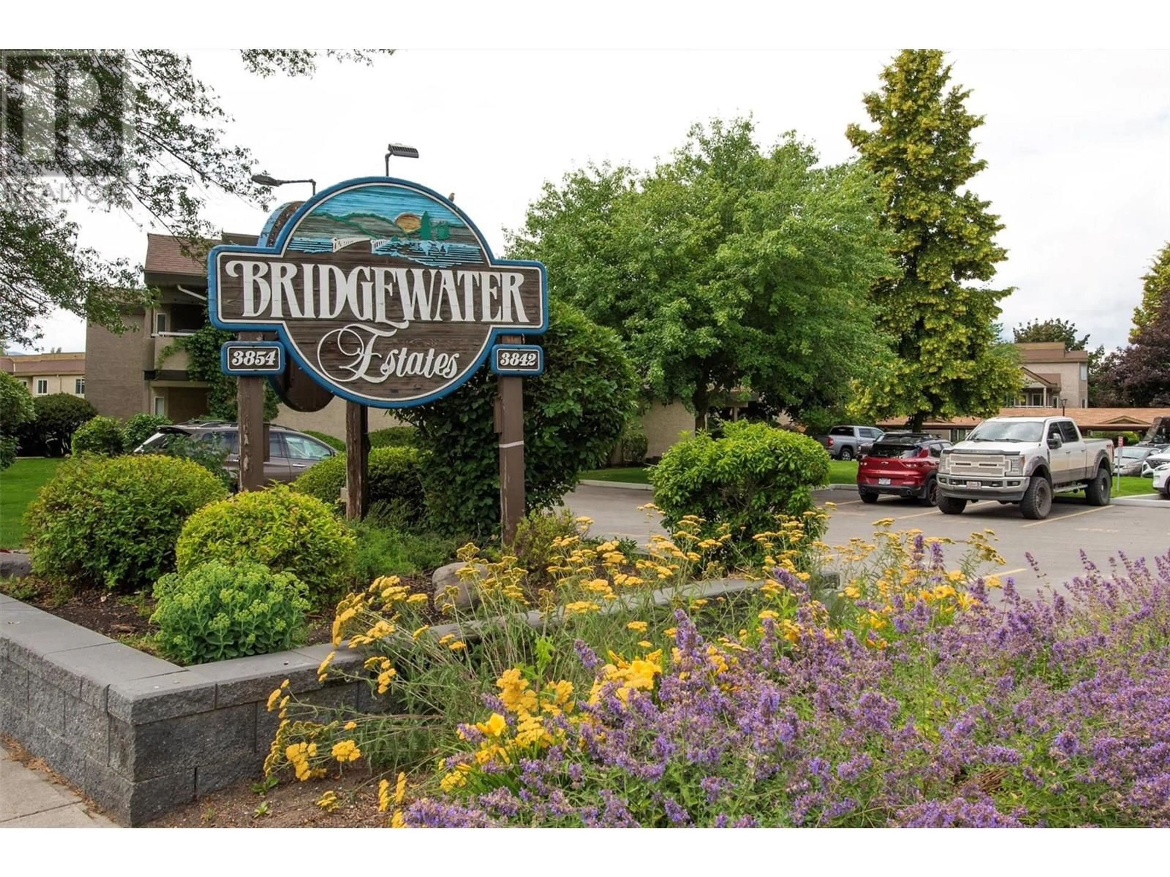 Indoor foyer for 116 - 3842 GORDON DRIVE, Kelowna British Columbia V1W3G5