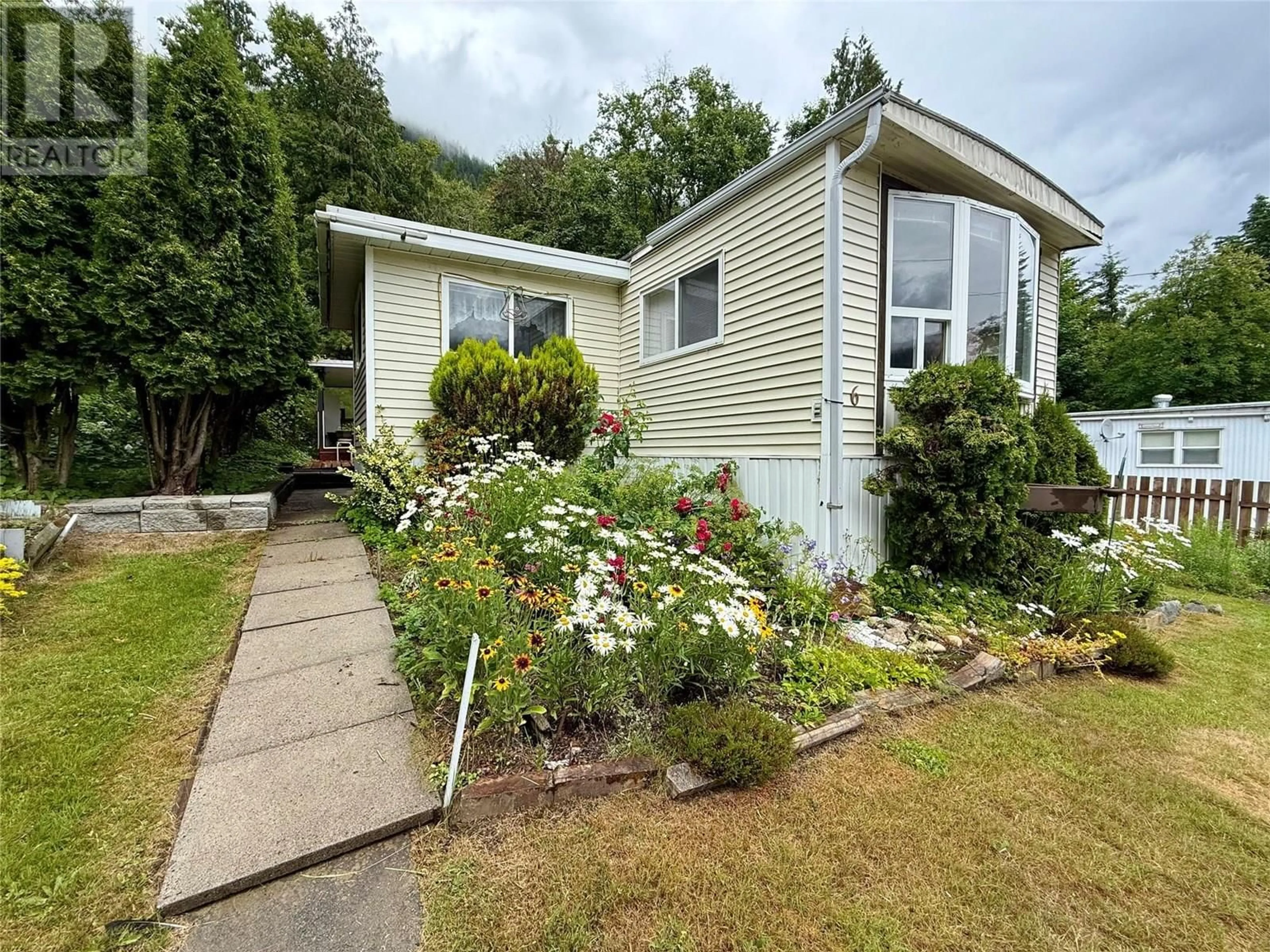 Home with vinyl exterior material, street for 739 3A HIGHWAY, Nelson British Columbia V1L6M4