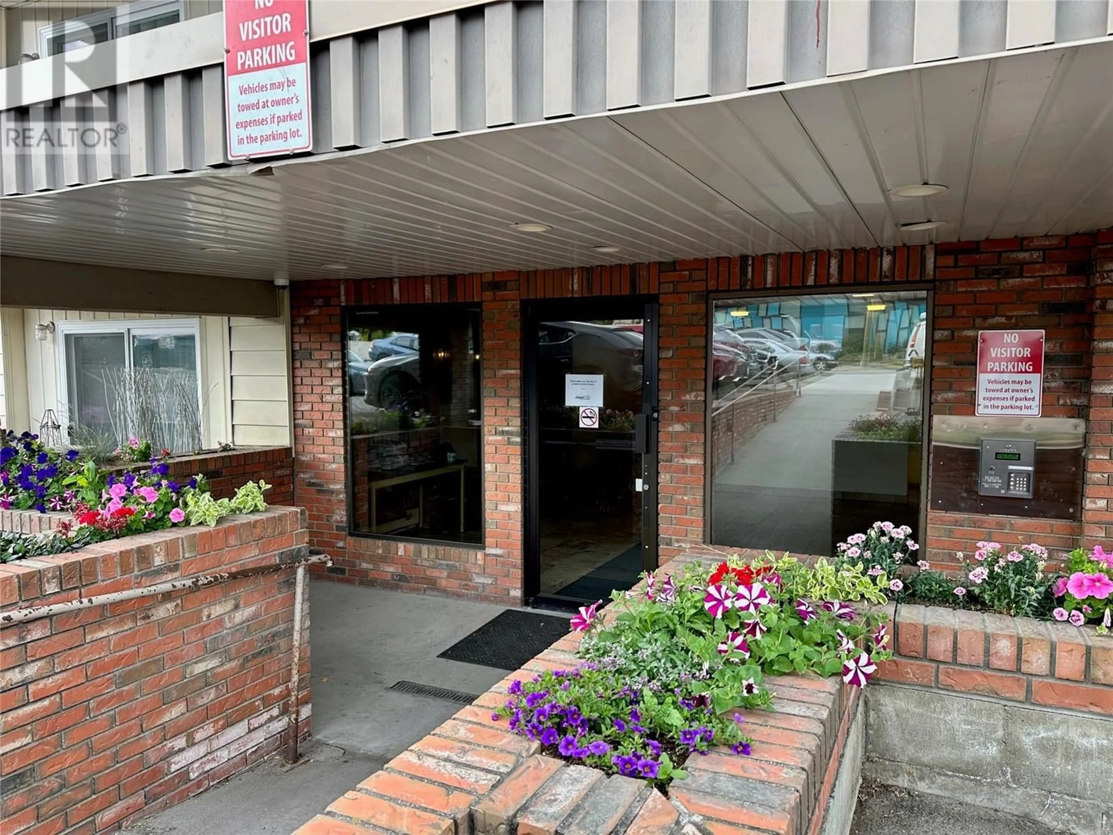 Indoor foyer for 412 - 3304 35 AVENUE, Vernon British Columbia V1T8M6