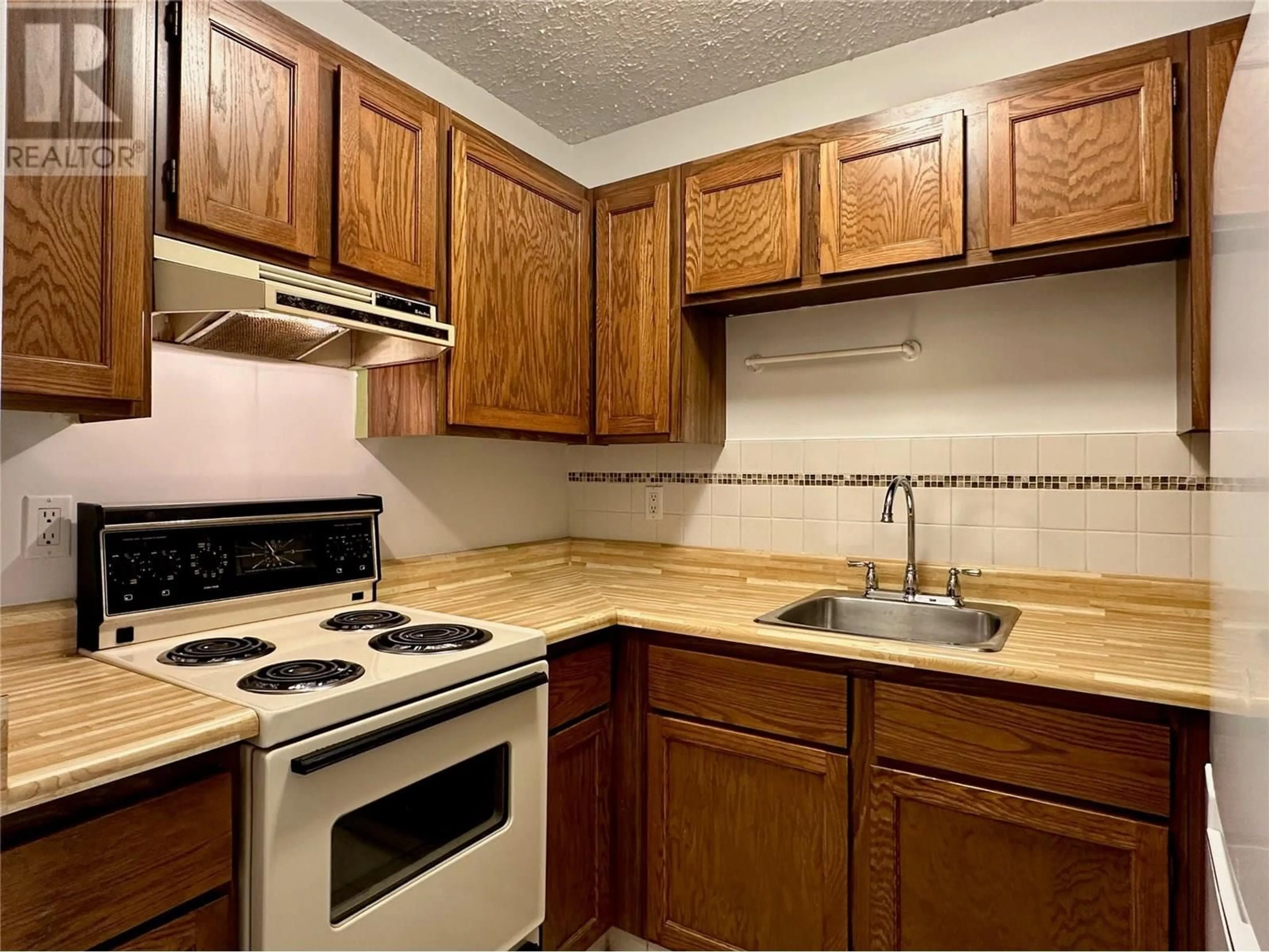 Standard kitchen, unknown for 412 - 3304 35 AVENUE, Vernon British Columbia V1T8M6