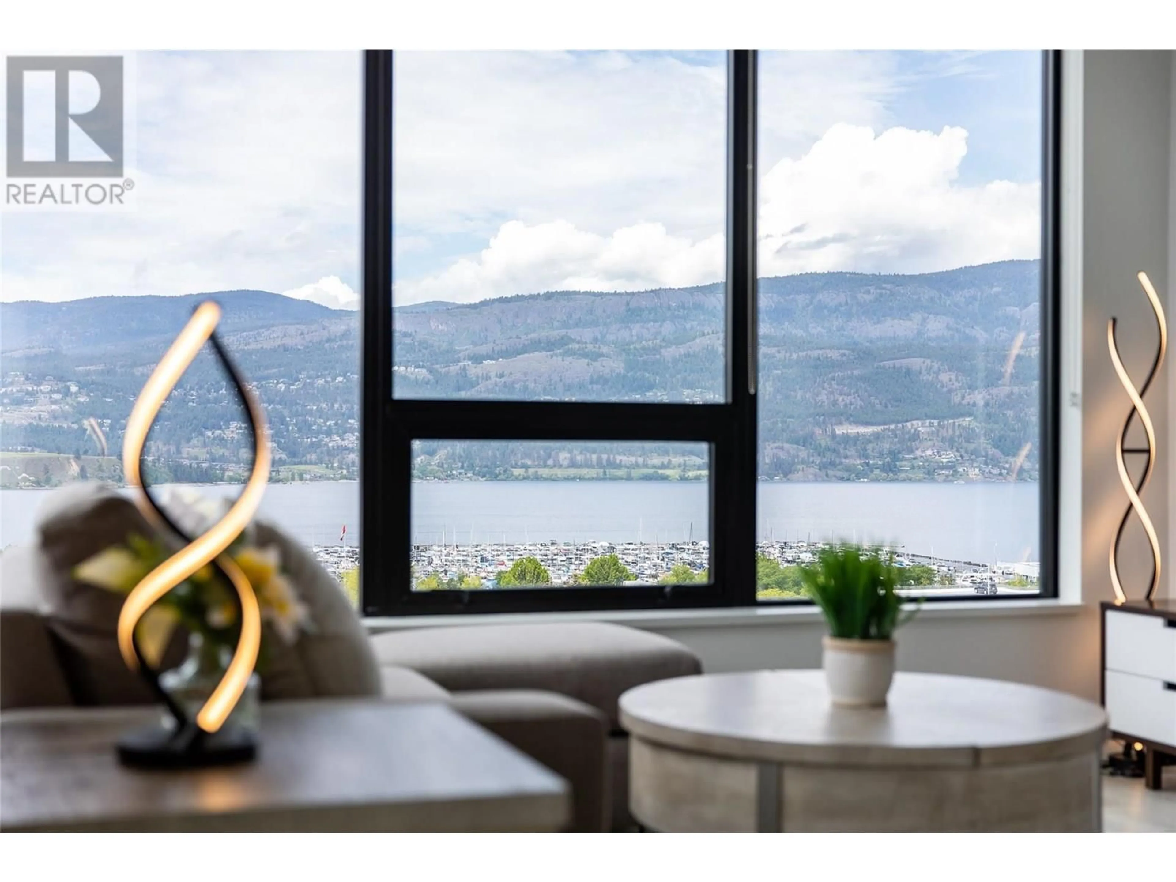 Living room with furniture, wood/laminate floor for 1005 - 1471 ST PAUL STREET, Kelowna British Columbia V1Y2E4