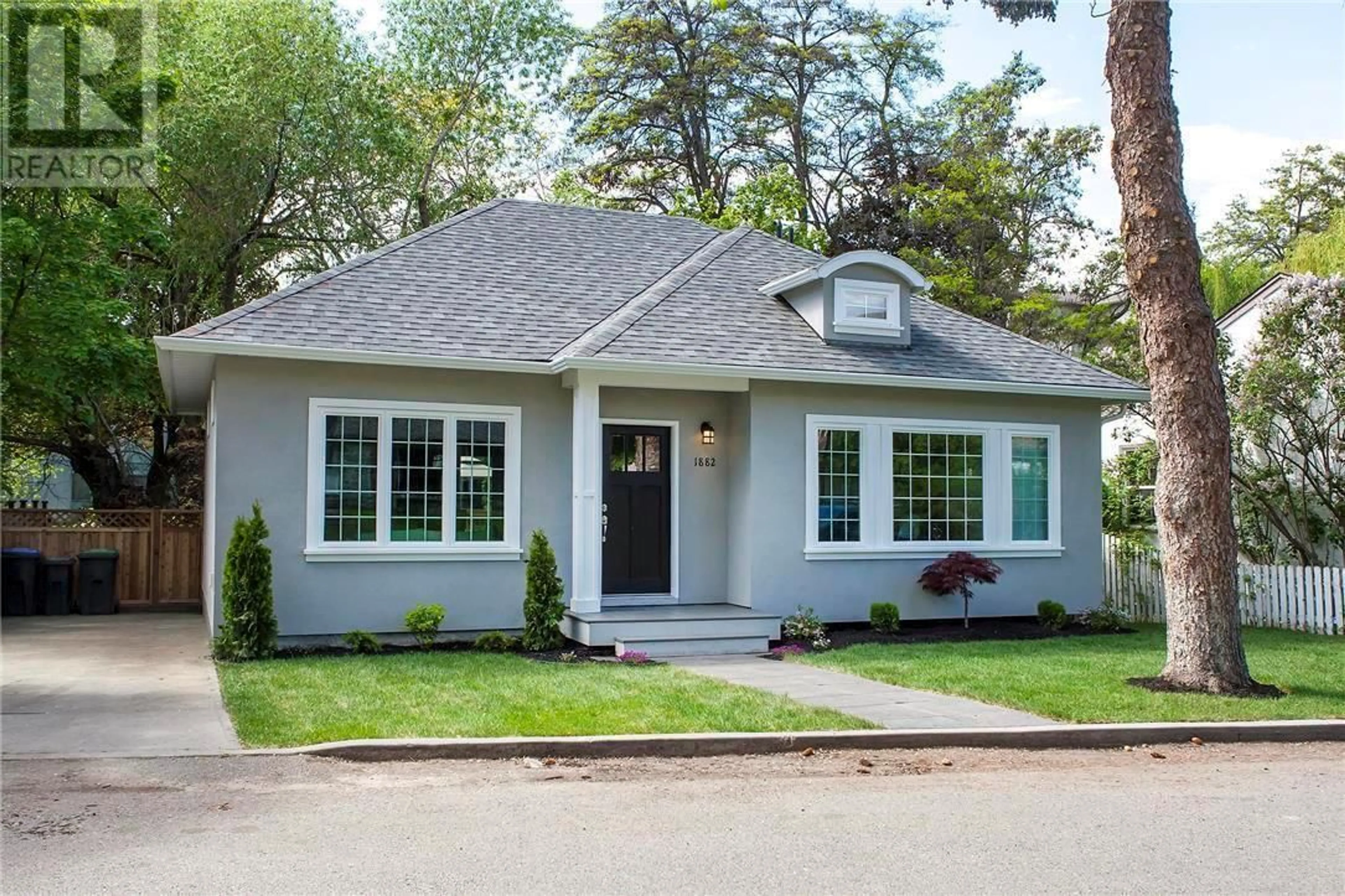 Home with vinyl exterior material, street for 1882 MARSHALL STREET, Kelowna British Columbia V1Y2B7