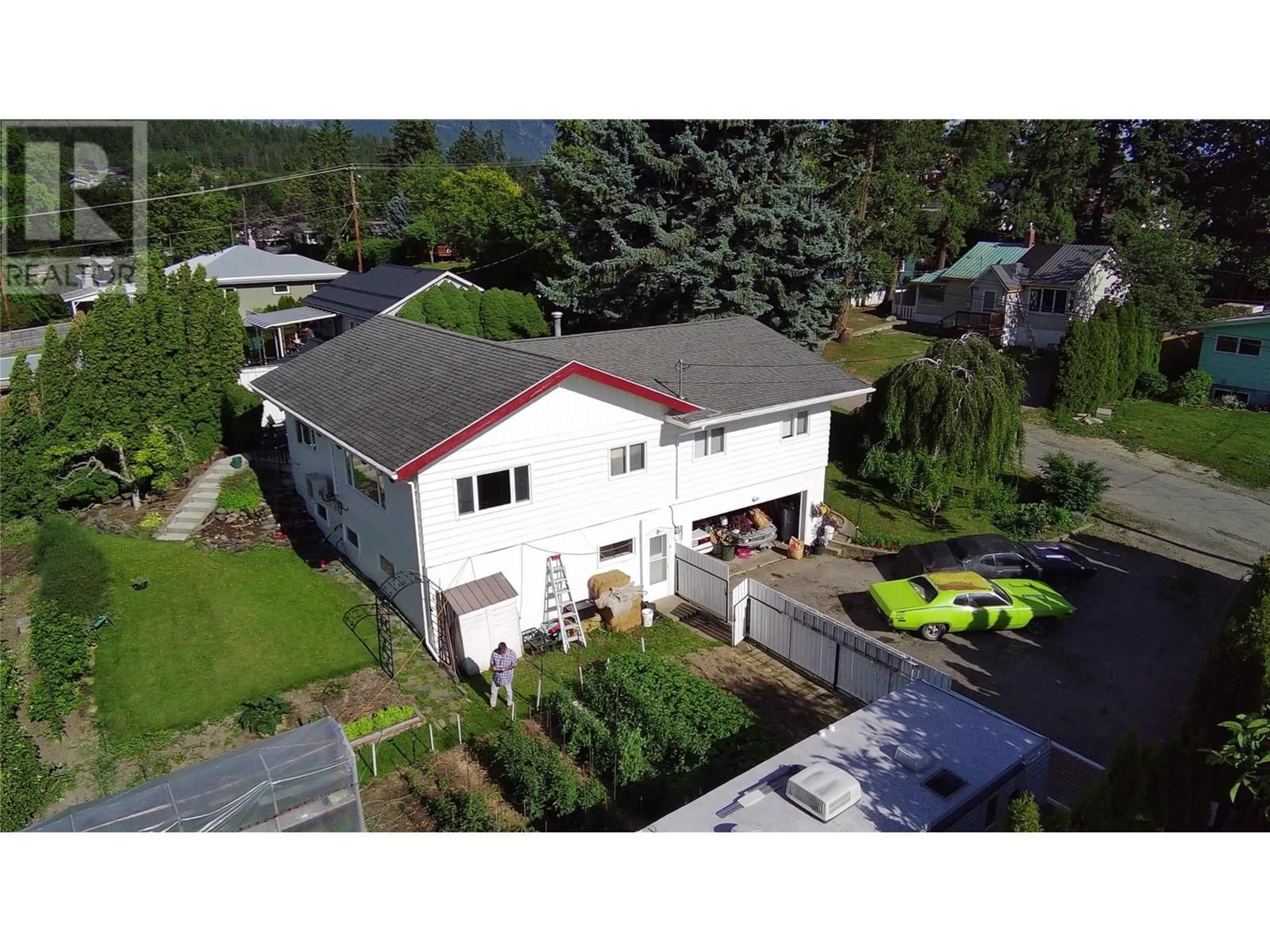 A pic from outside/outdoor area/front of a property/back of a property/a pic from drone, street for 810 SCOTT STREET STREET, Creston British Columbia V0B1G0