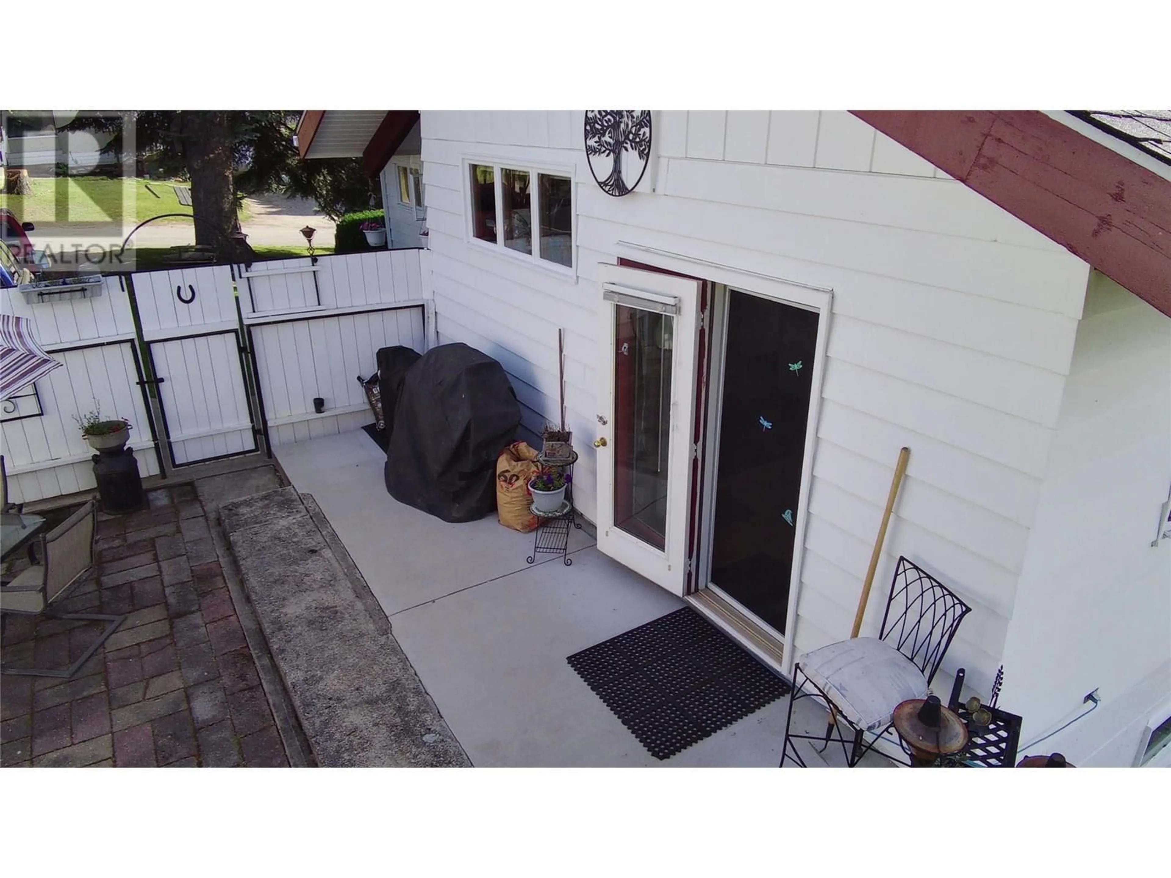 A pic from outside/outdoor area/front of a property/back of a property/a pic from drone, street for 810 SCOTT STREET STREET, Creston British Columbia V0B1G0