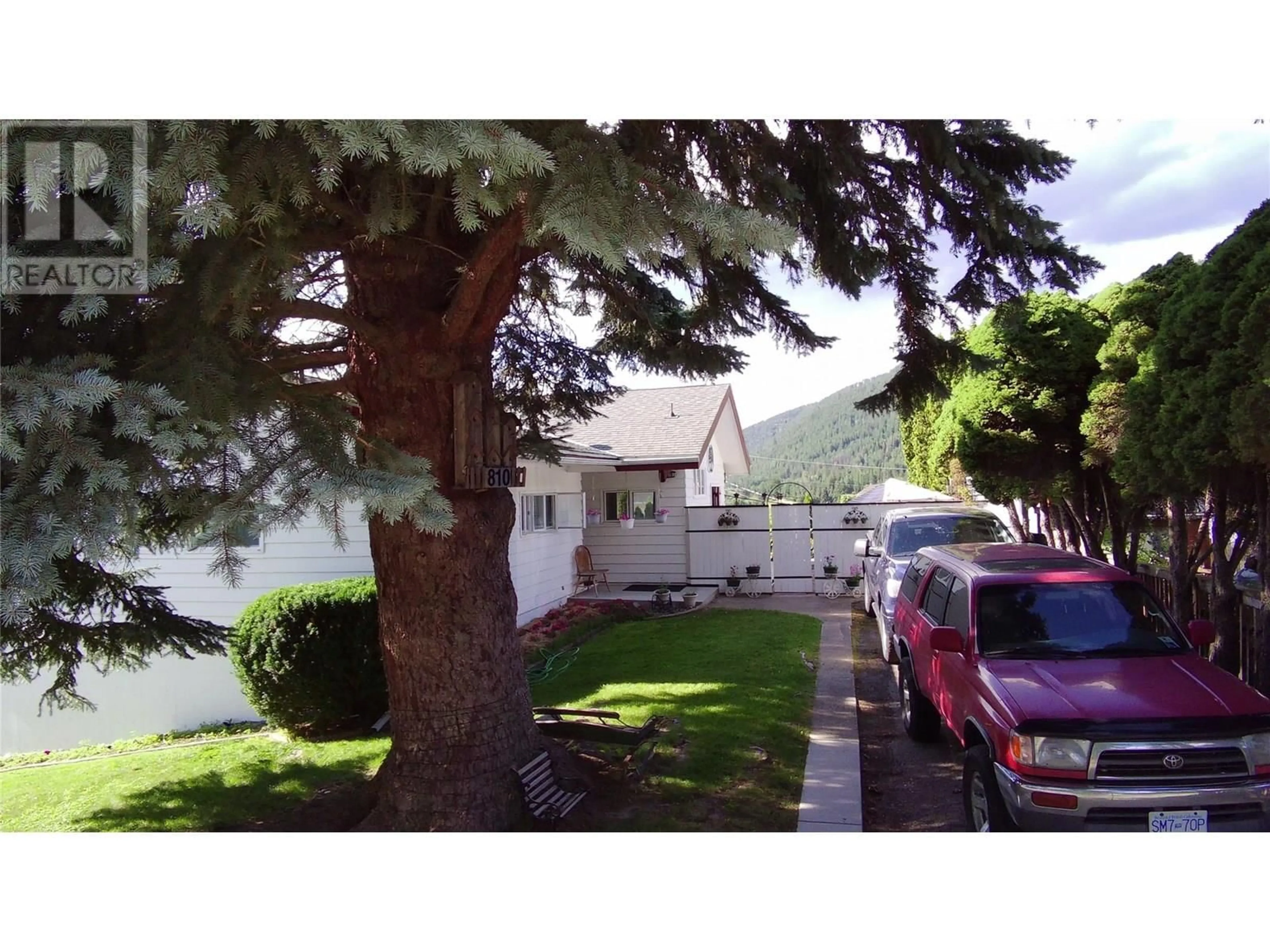 A pic from outside/outdoor area/front of a property/back of a property/a pic from drone, street for 810 SCOTT STREET STREET, Creston British Columbia V0B1G0