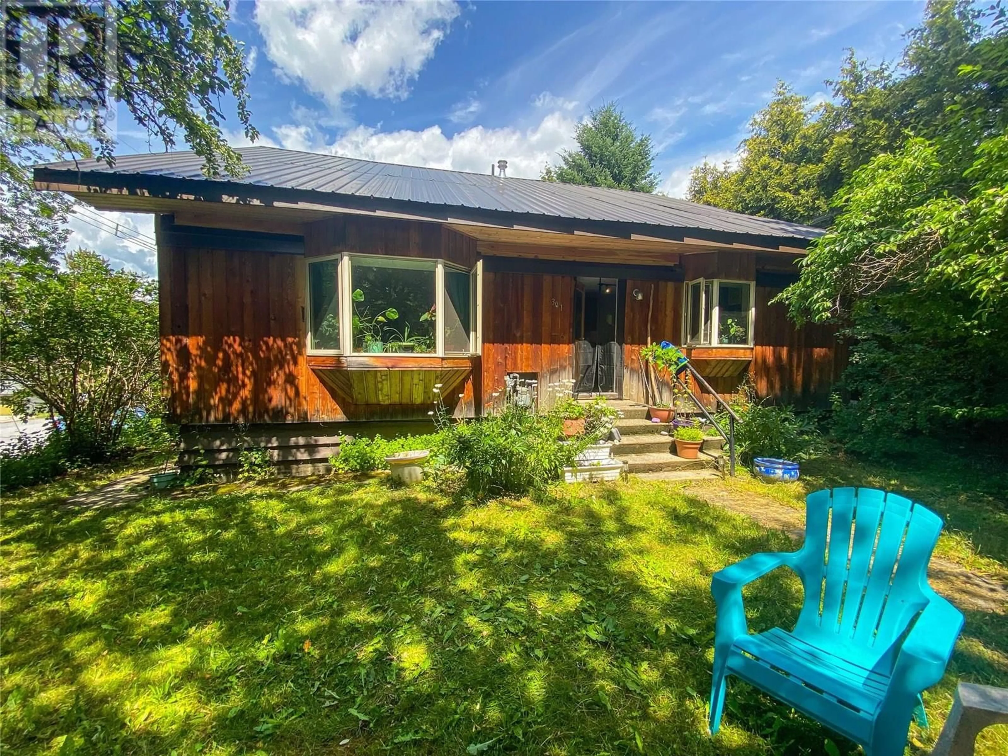 A pic from outside/outdoor area/front of a property/back of a property/a pic from drone, unknown for 301 HART STREET, Nelson British Columbia V1L5N4