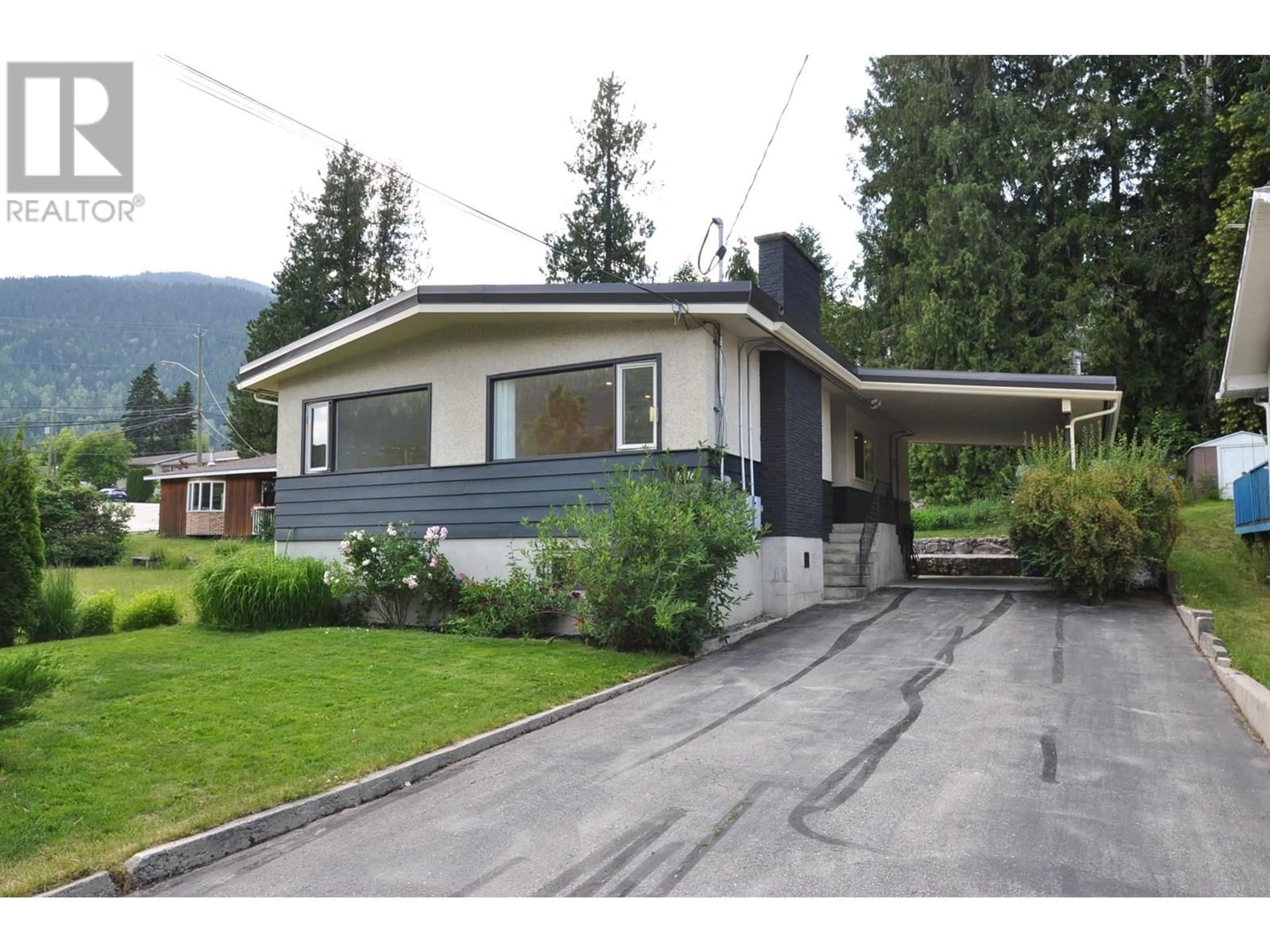 Home with vinyl exterior material, mountain view for 1616 VANCOUVER STREET, Nelson British Columbia V1L1E6