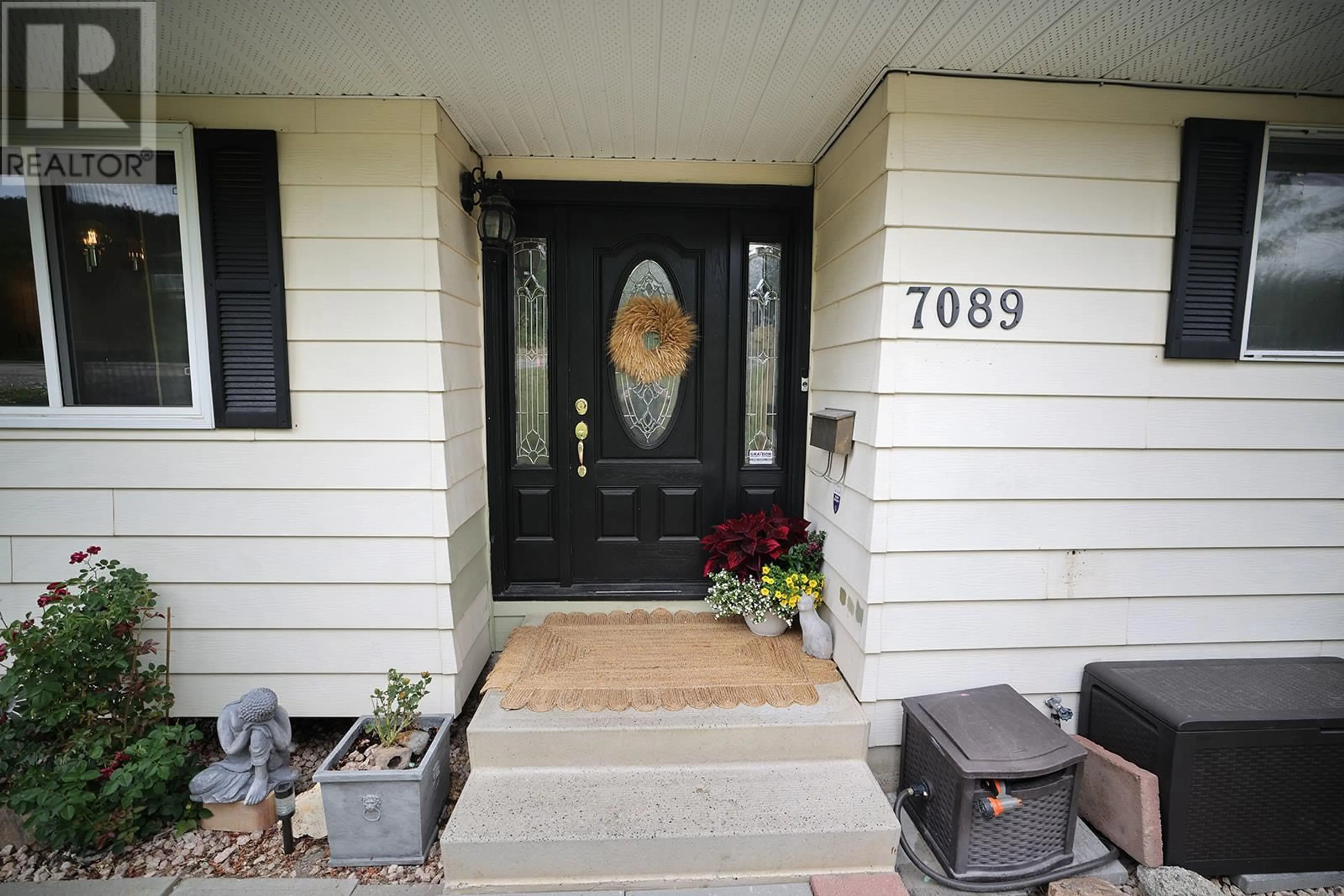 Indoor entryway for 7089 LONGACRE DRIVE, Vernon British Columbia V1H1H8