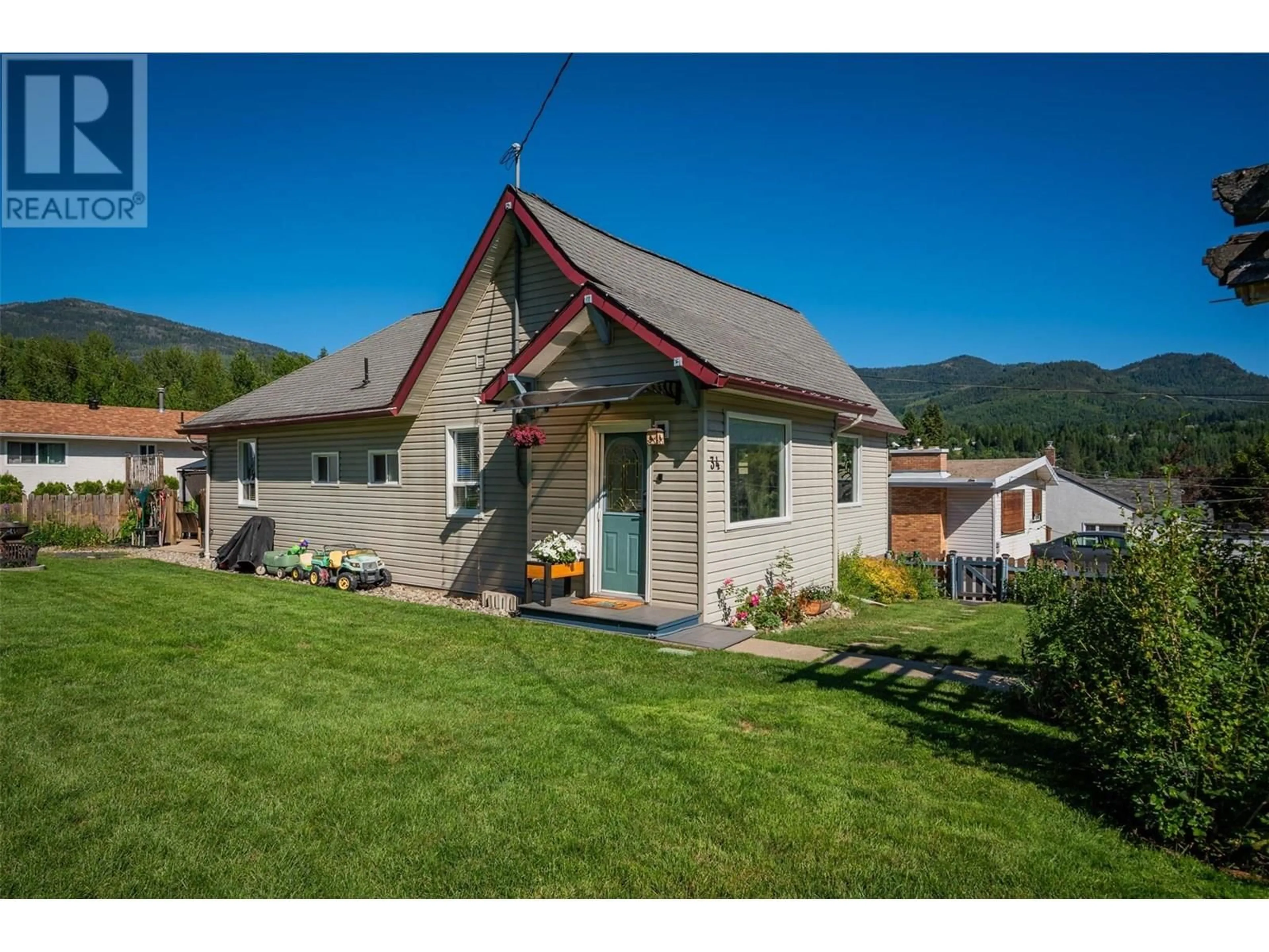 A pic from outside/outdoor area/front of a property/back of a property/a pic from drone, mountain view for 34 NELSON AVENUE, Fruitvale British Columbia V0G1L0