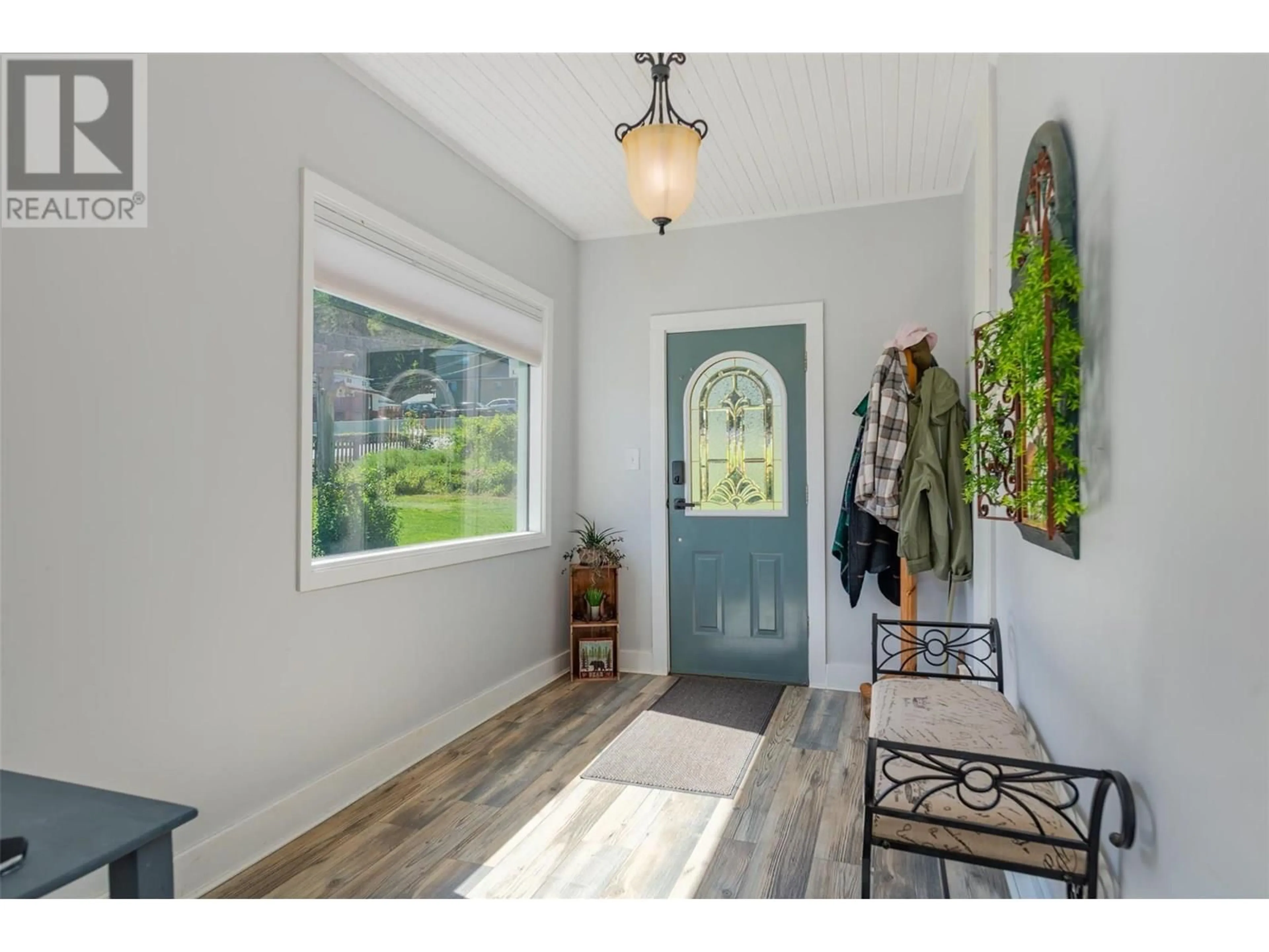 Indoor entryway for 34 NELSON AVENUE, Fruitvale British Columbia V0G1L0