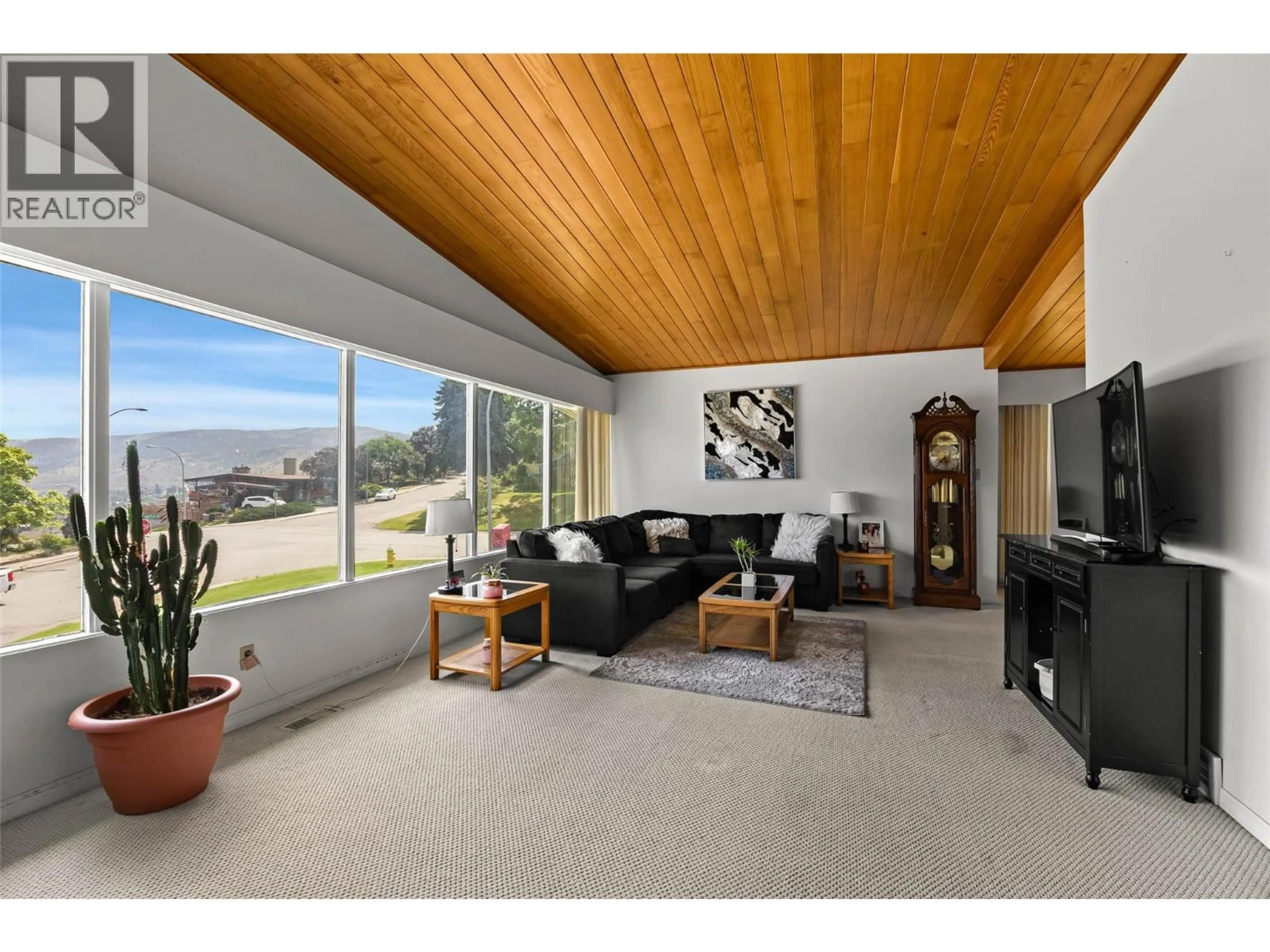Living room with furniture, unknown for 411 STRATHCONA TERRACE, Kamloops British Columbia V2C1C2