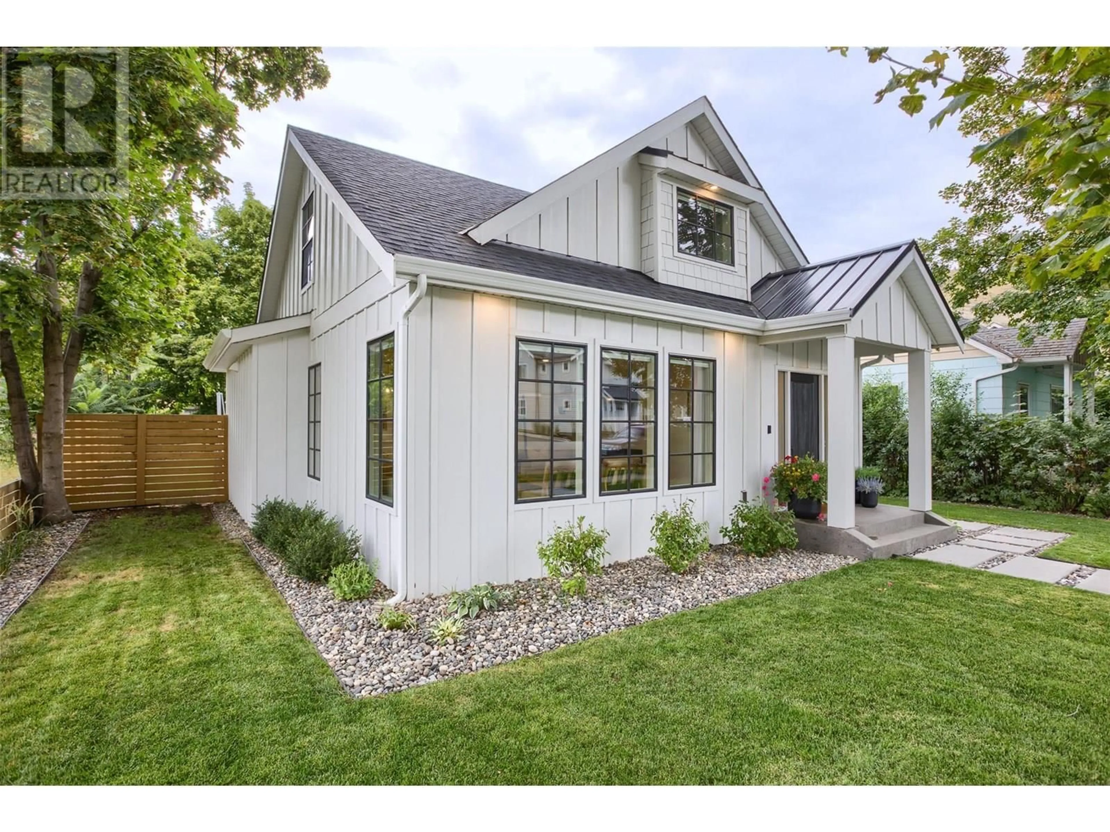Home with vinyl exterior material, street for 620 CAMBRIDGE AVENUE, Kelowna British Columbia V1Y7M6