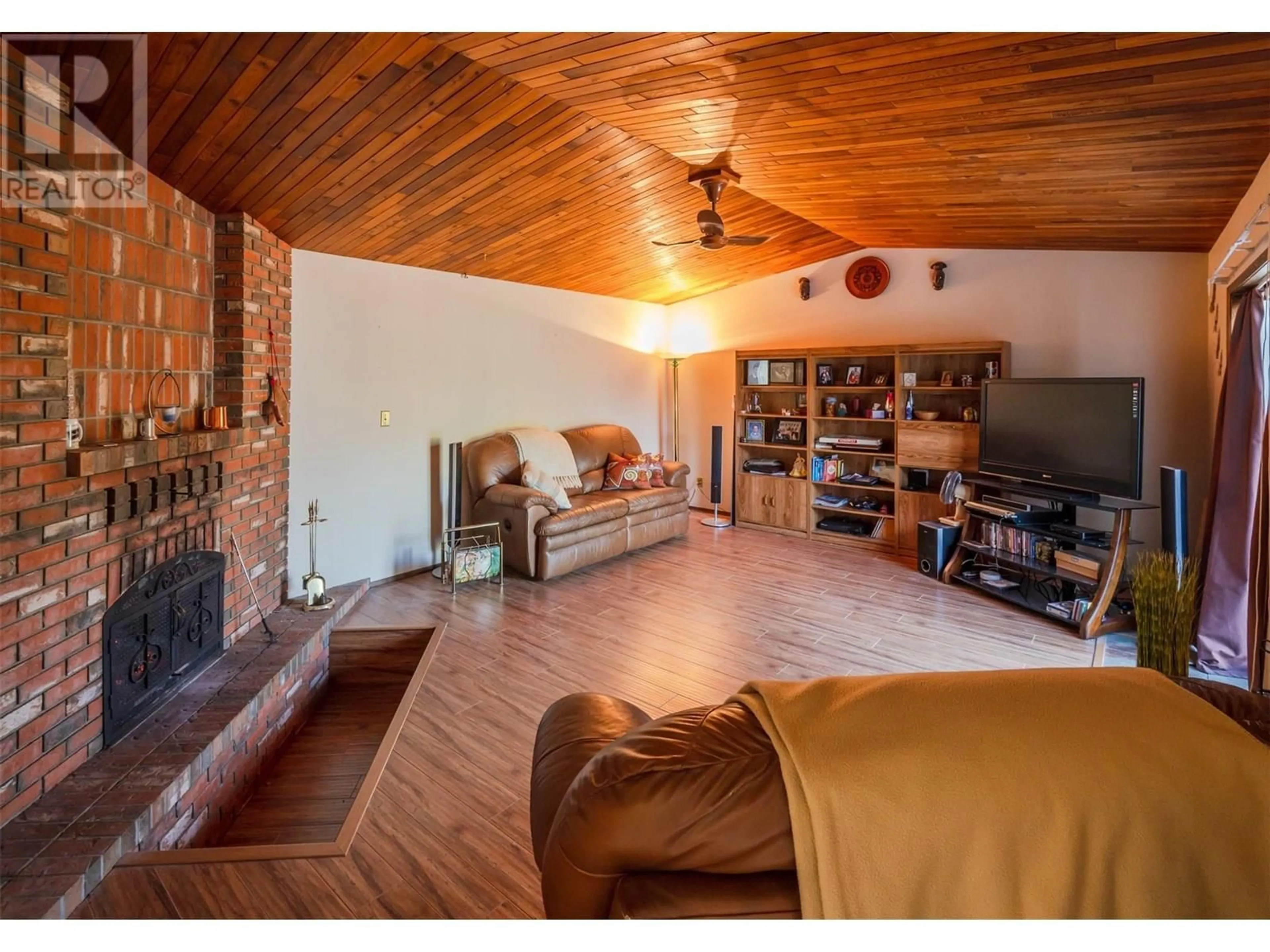 Living room with furniture, wood/laminate floor for 181 CARR CRESCENT, Oliver British Columbia V0H1T5