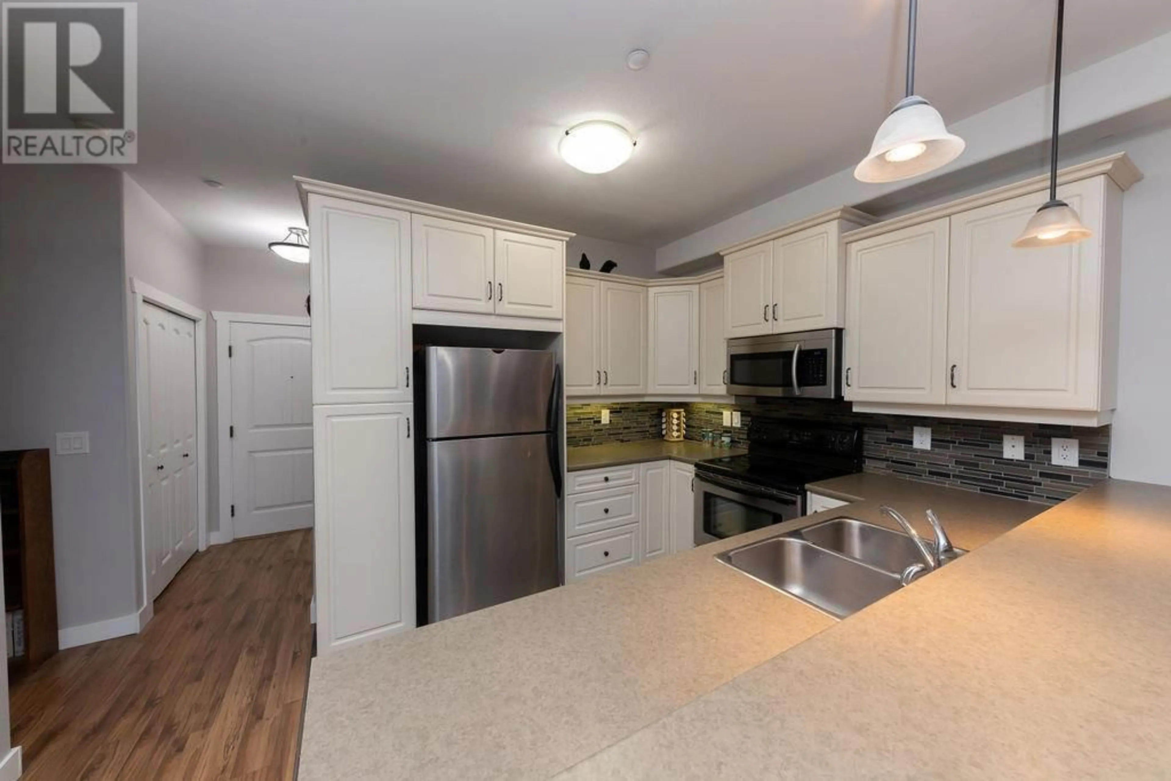 Standard kitchen, unknown for 111 - 550 LORNE STREET, Kamloops British Columbia V2C1W3