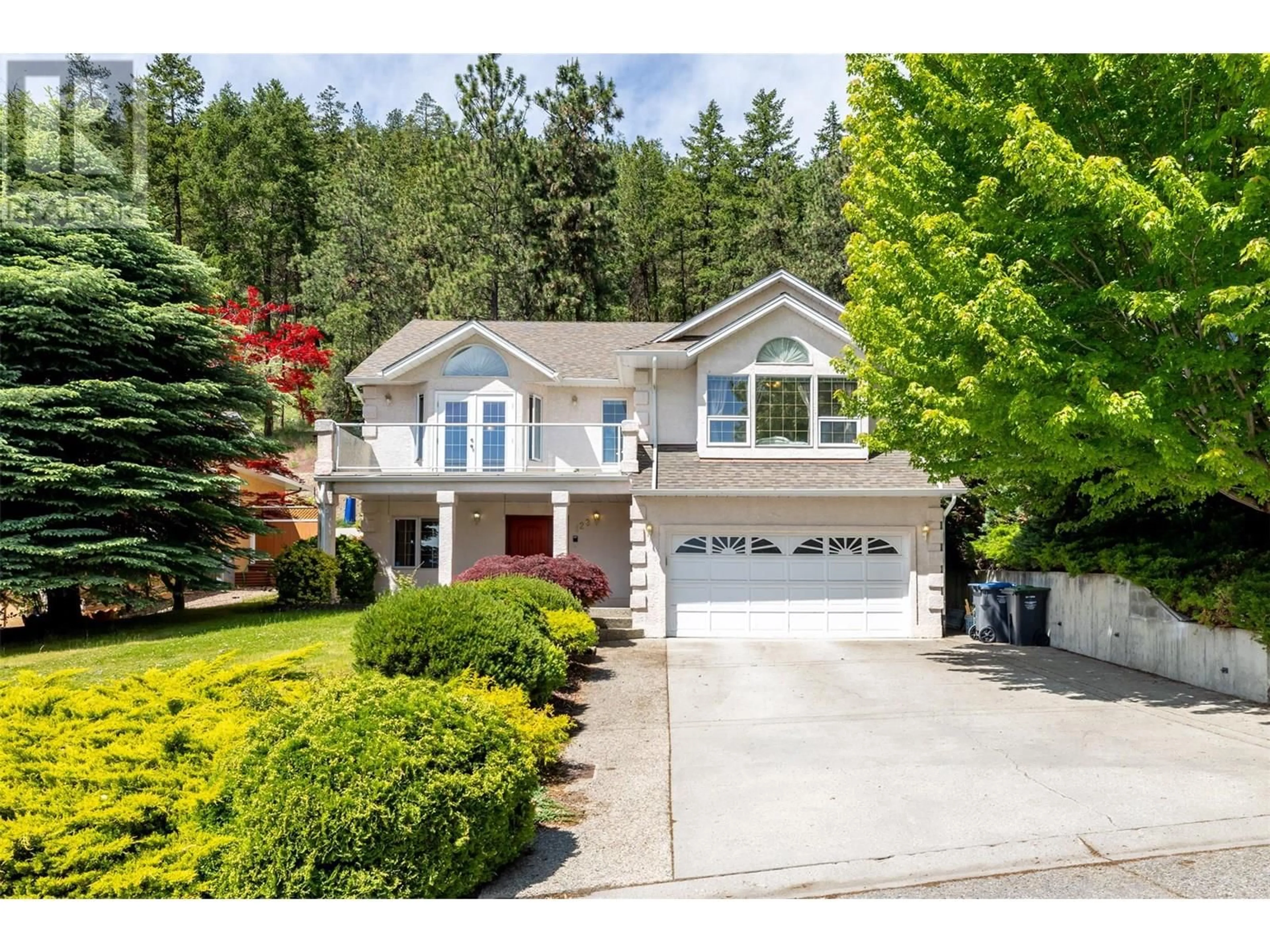 Home with vinyl exterior material, street for 129 APPLECREST COURT, Kelowna British Columbia V1V1W6