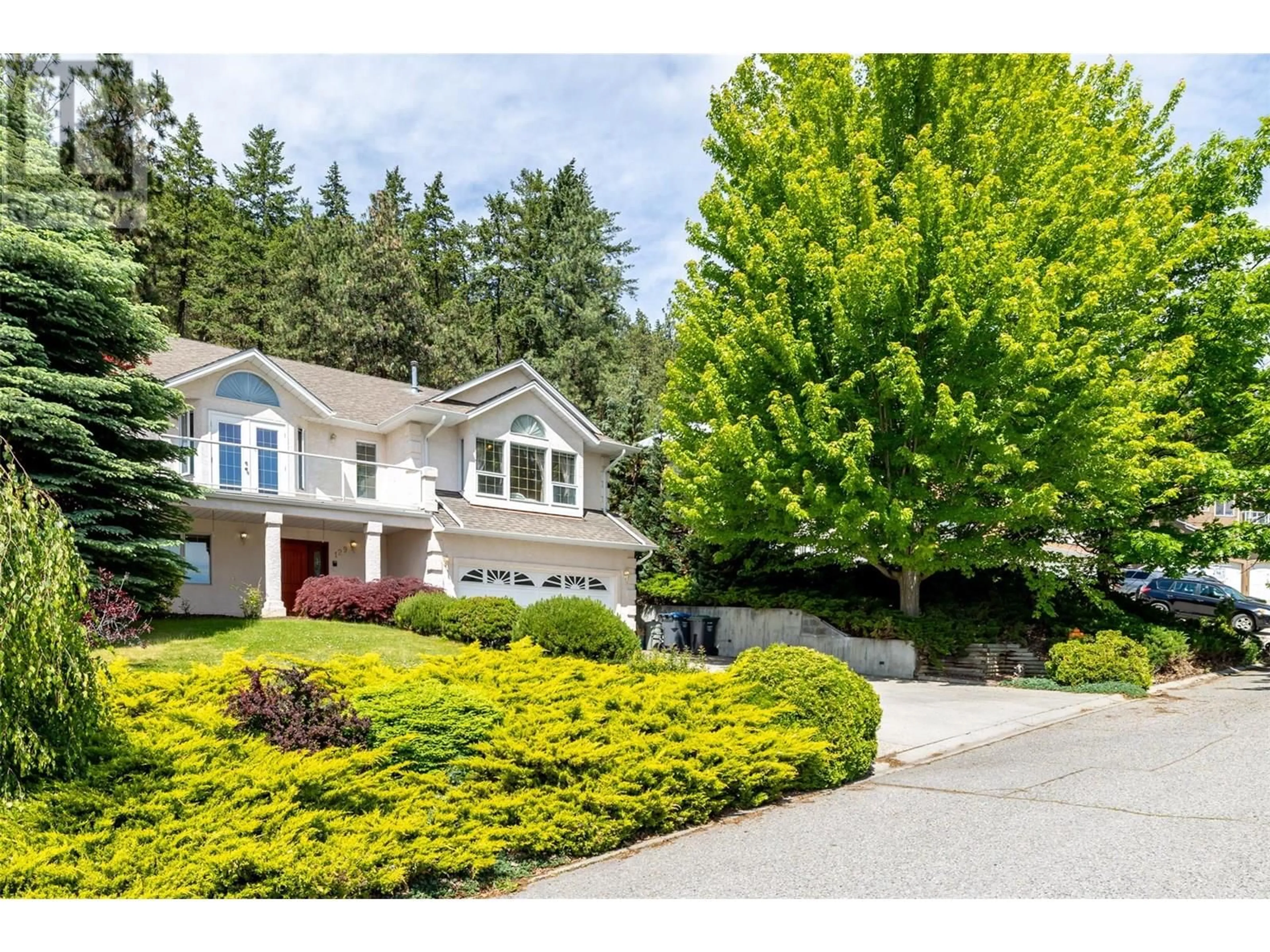 Home with vinyl exterior material, street for 129 APPLECREST COURT, Kelowna British Columbia V1V1W6