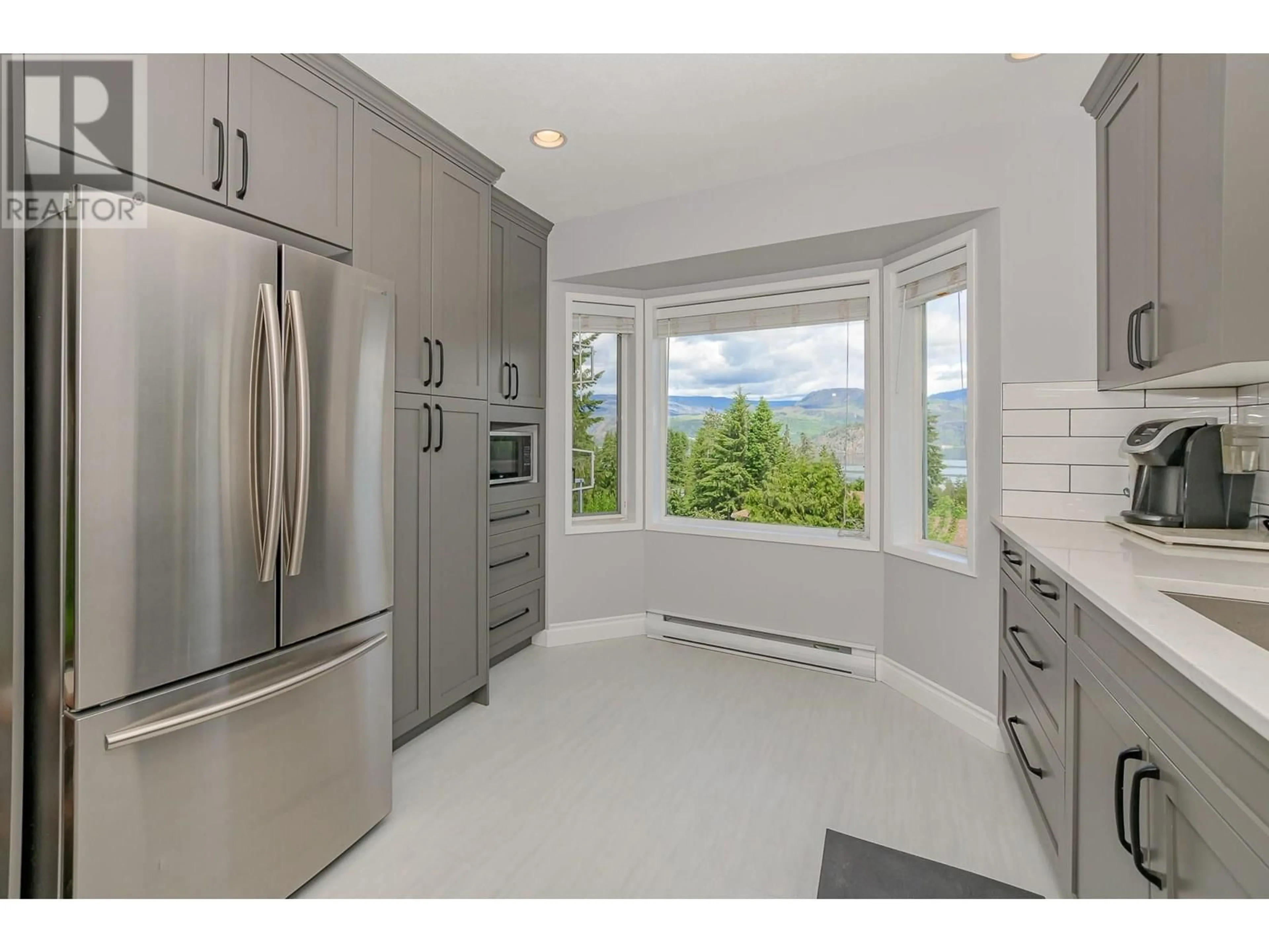 Open concept kitchen, ceramic/tile floor for 2332 MNT TUAM CRESCENT, Sorrento British Columbia V0E2W2