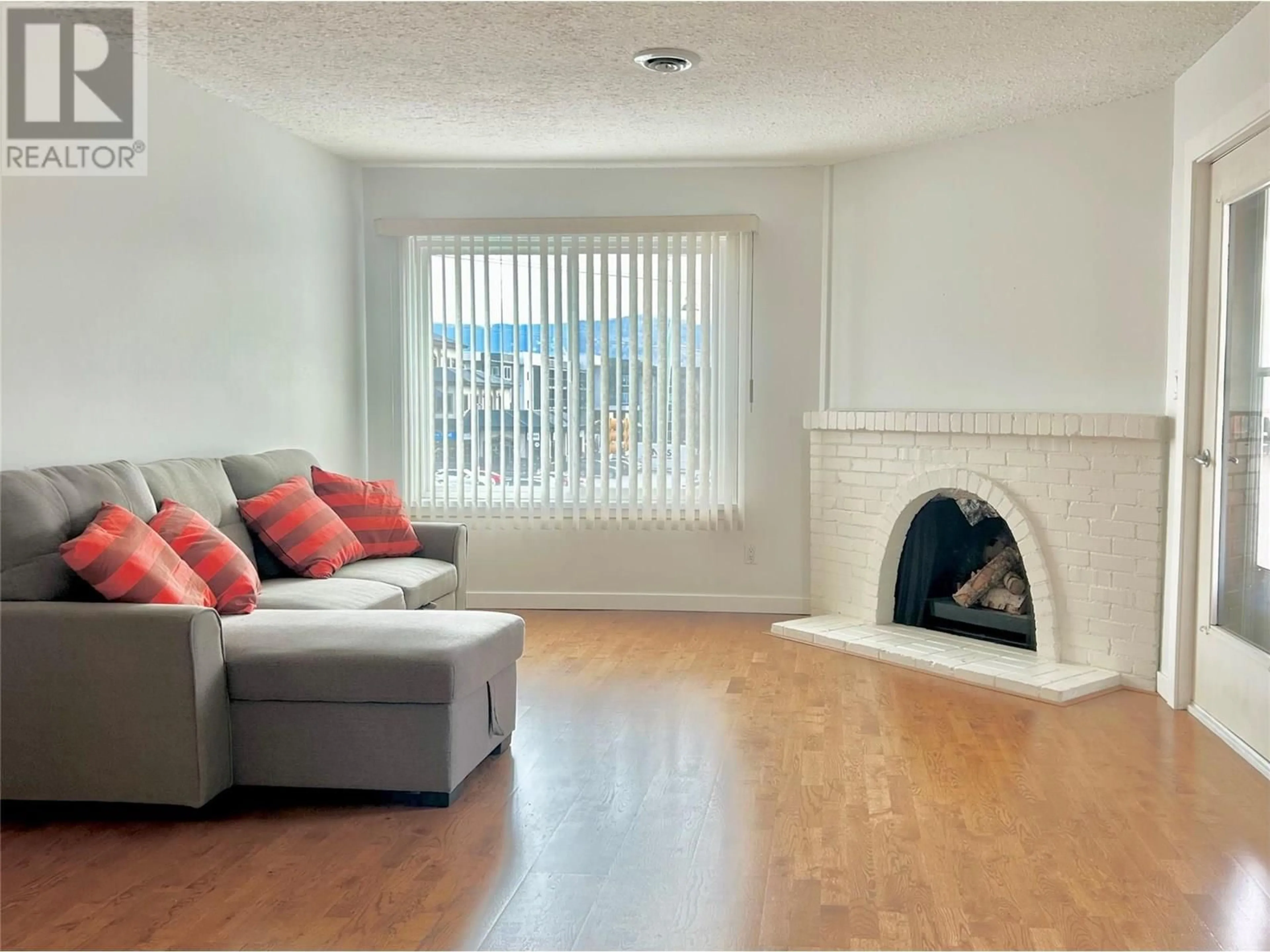 Living room with furniture, unknown for 335 - 1665 UFTON COURT, Kelowna British Columbia V1Y8G7