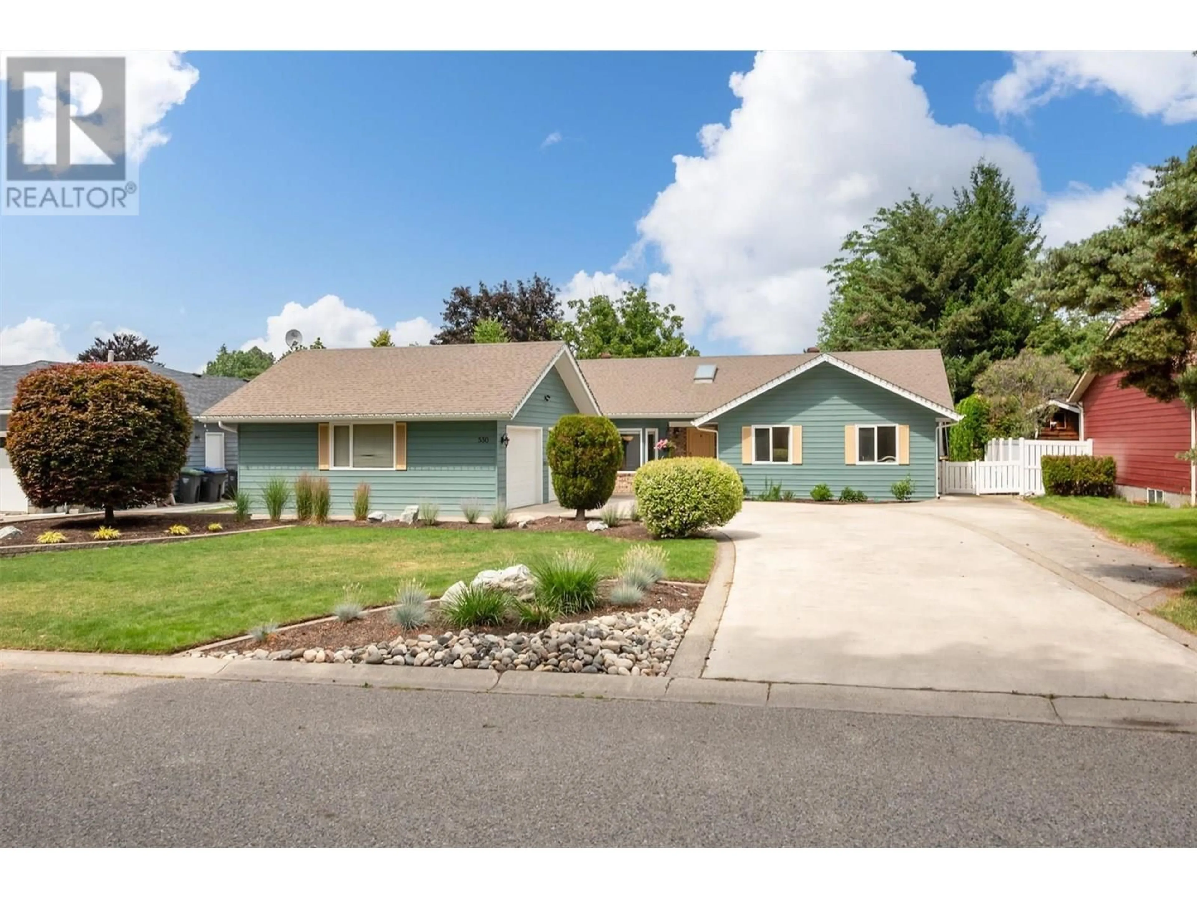 Home with vinyl exterior material, street for 530 BROME CRESCENT, Kelowna British Columbia V1W2M5