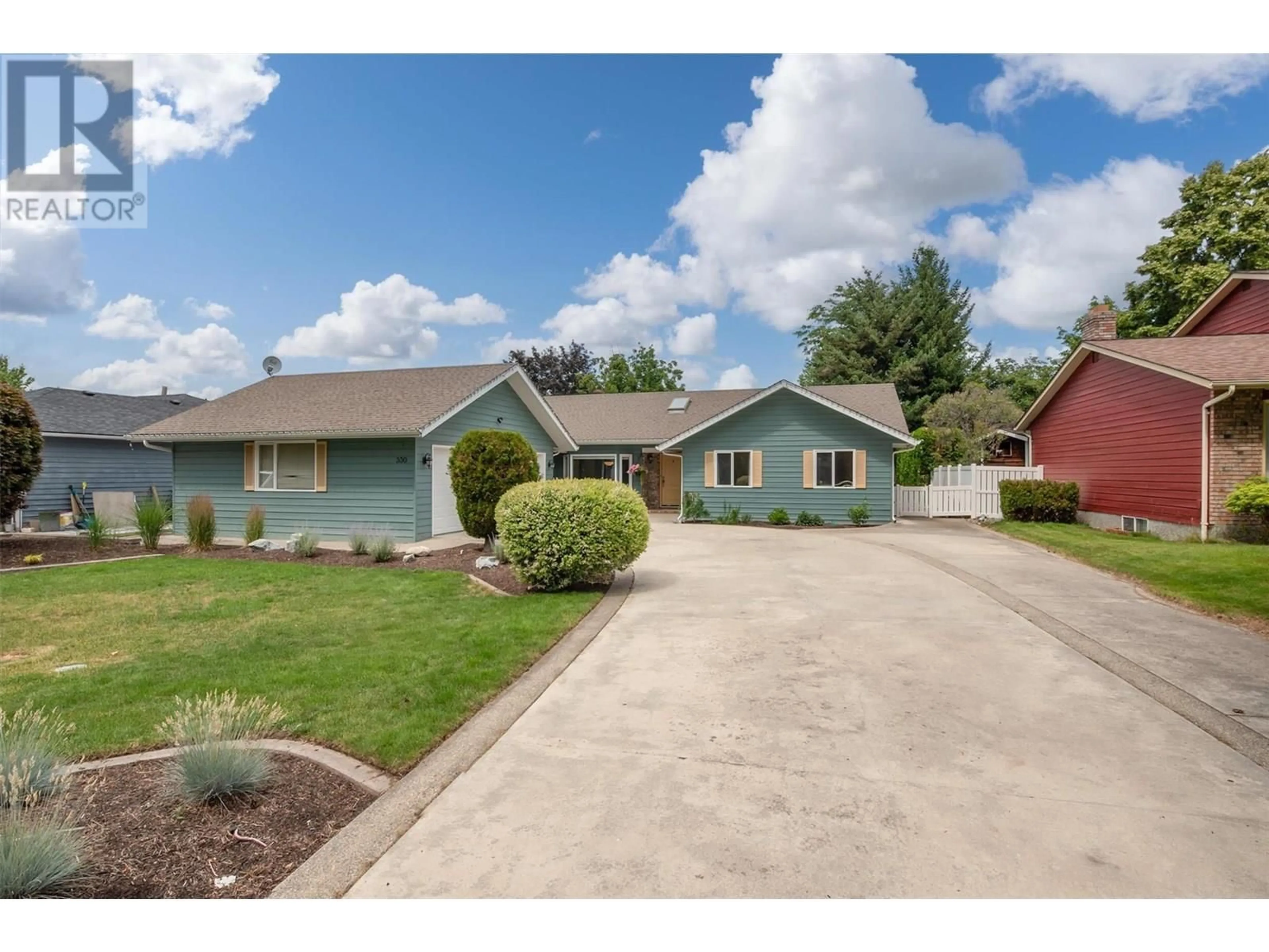 A pic from outside/outdoor area/front of a property/back of a property/a pic from drone, street for 530 BROME CRESCENT, Kelowna British Columbia V1W2M5