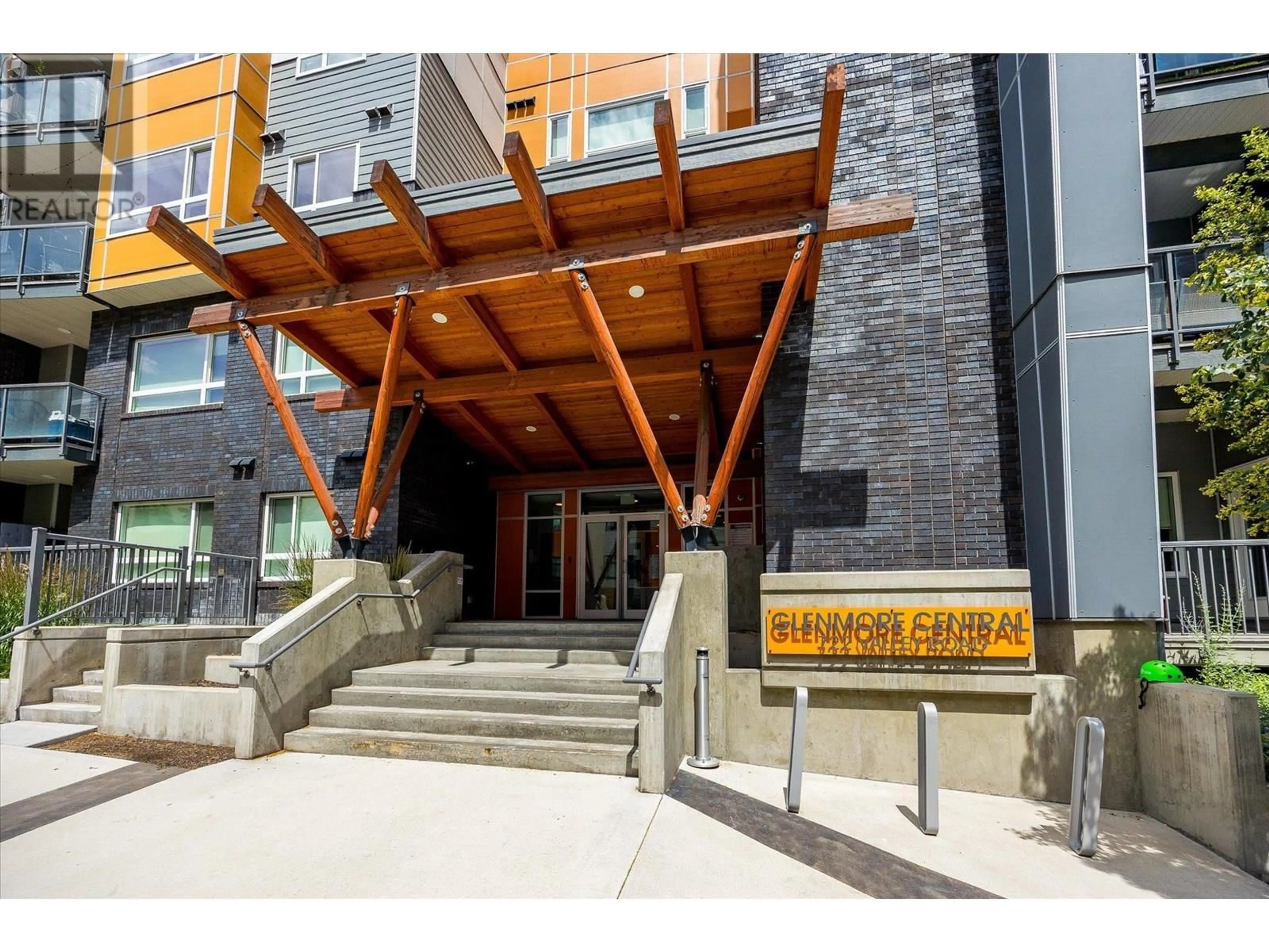 Indoor foyer for 313 - 722 VALLEY ROAD, Kelowna British Columbia V1V2E6