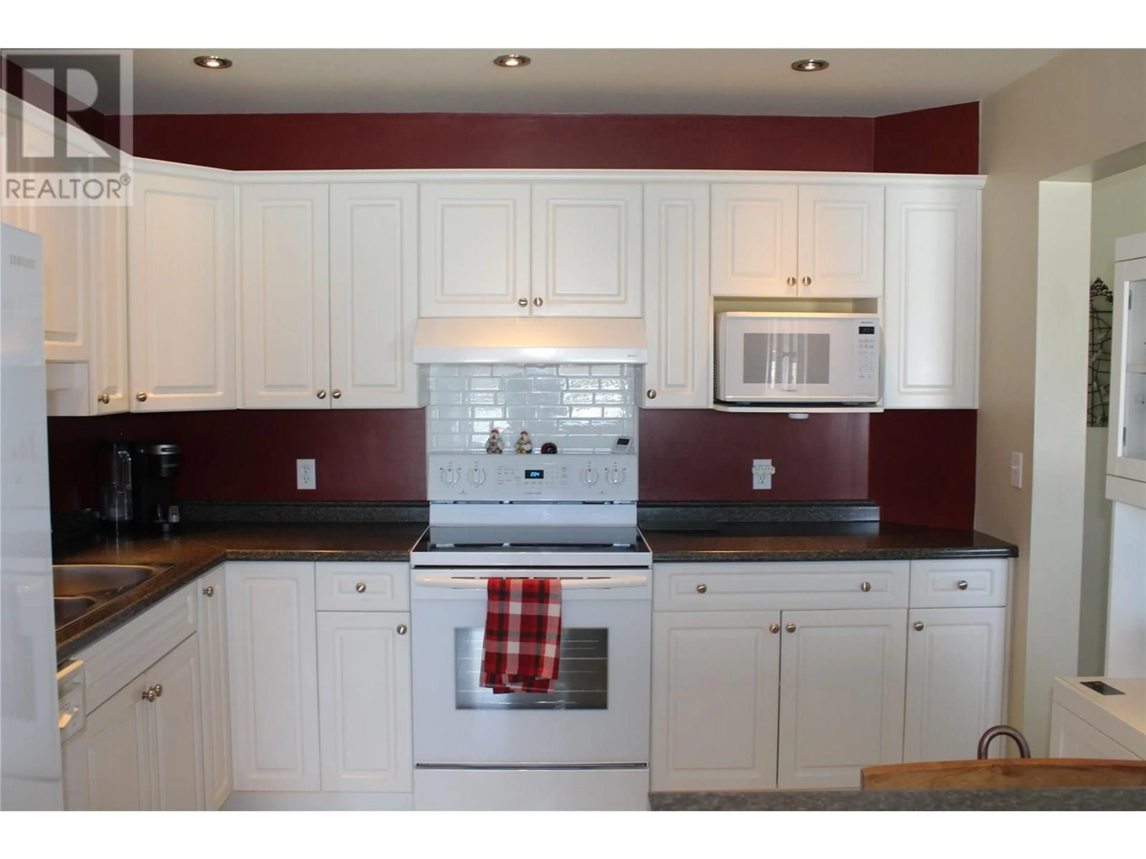 Standard kitchen, ceramic/tile floor for 24 - 2951 11 AVENUE NORTHEAST, Salmon Arm British Columbia V1E1V8